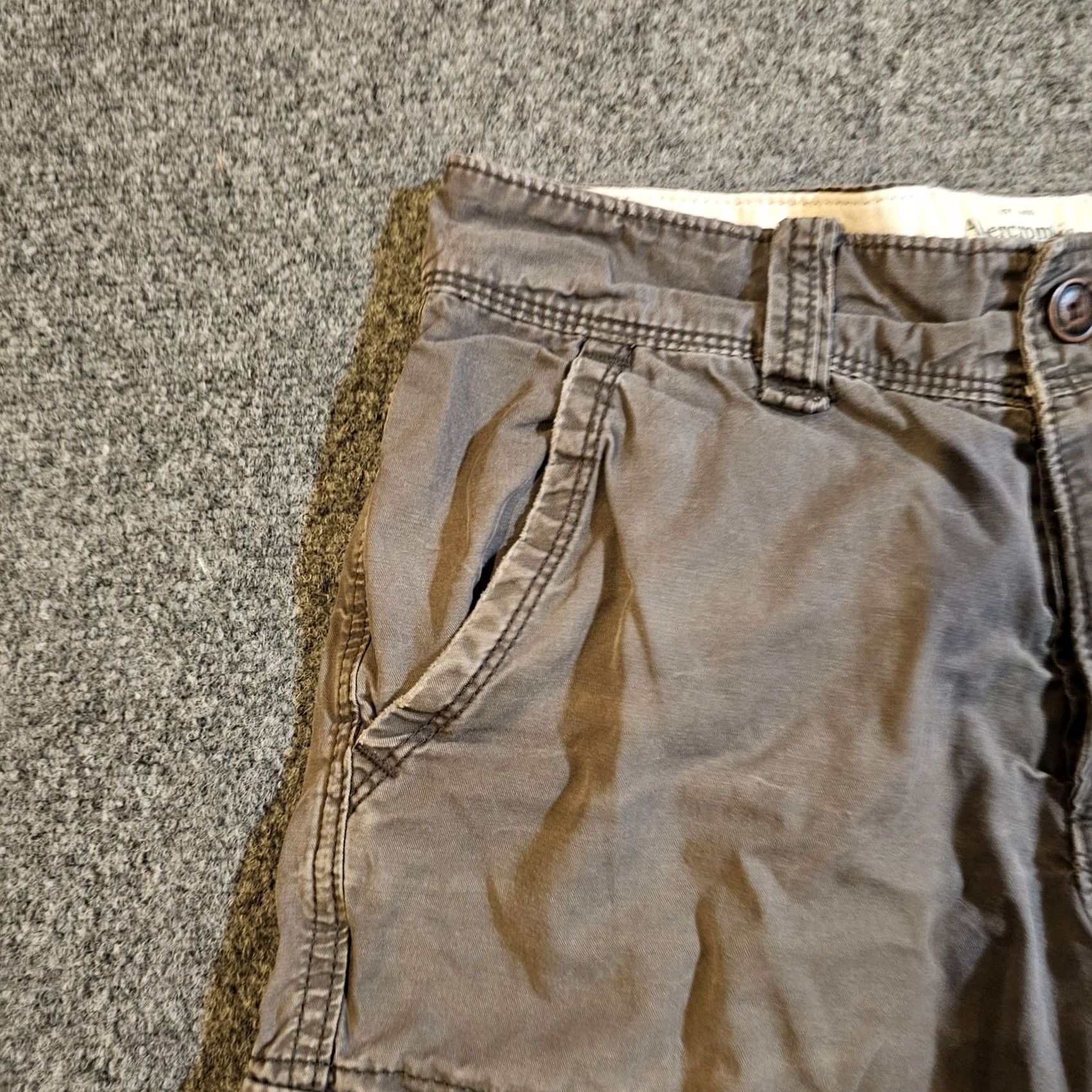 Abercrombie & Fitch Abercrombie & Fitch Short Mens 28 Gray Cargo Flat Front 10 Inch Casual Preppy Size US 28 / EU 44 - 2 Thumbnail