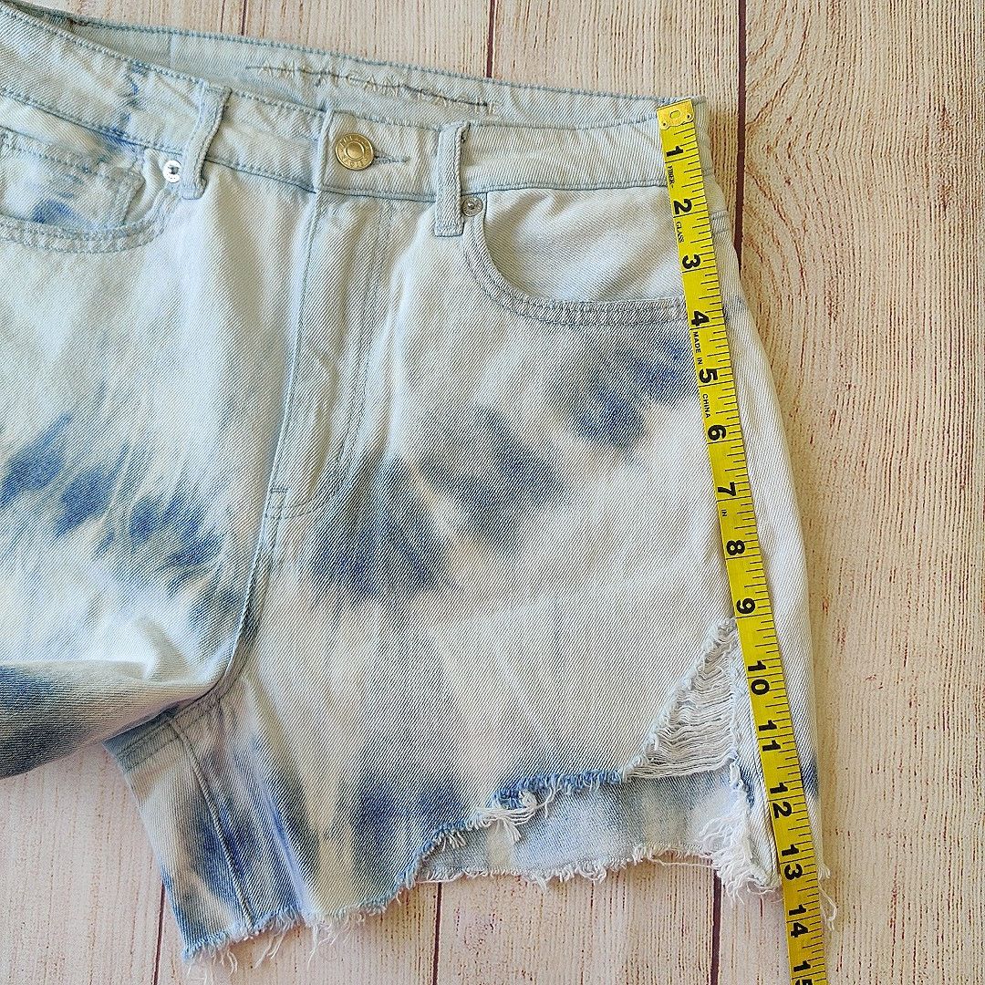 American Eagle Outfitters American Eagle Distressed Highest Rise Mom Shorts sz 2 Size 26" / US 2 / IT 38 - 7 Thumbnail