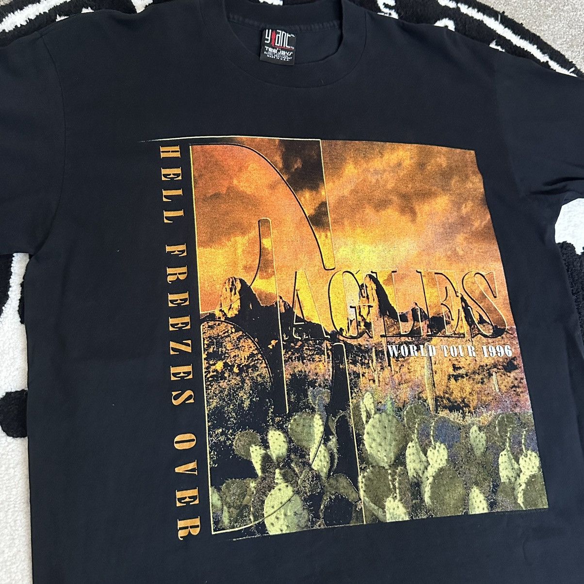Band Tees Vintage Eagles Hell Freezes Over 1996 World Tour Graphic Tee Size US XL / EU 56 / 4 - 1 Thumbnail