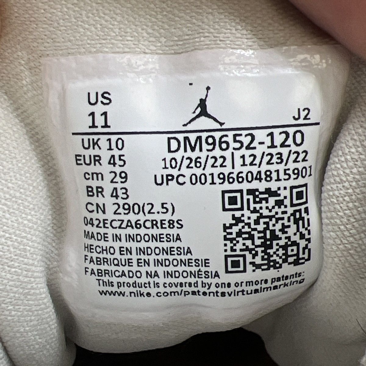 Air Jordan mid inside out