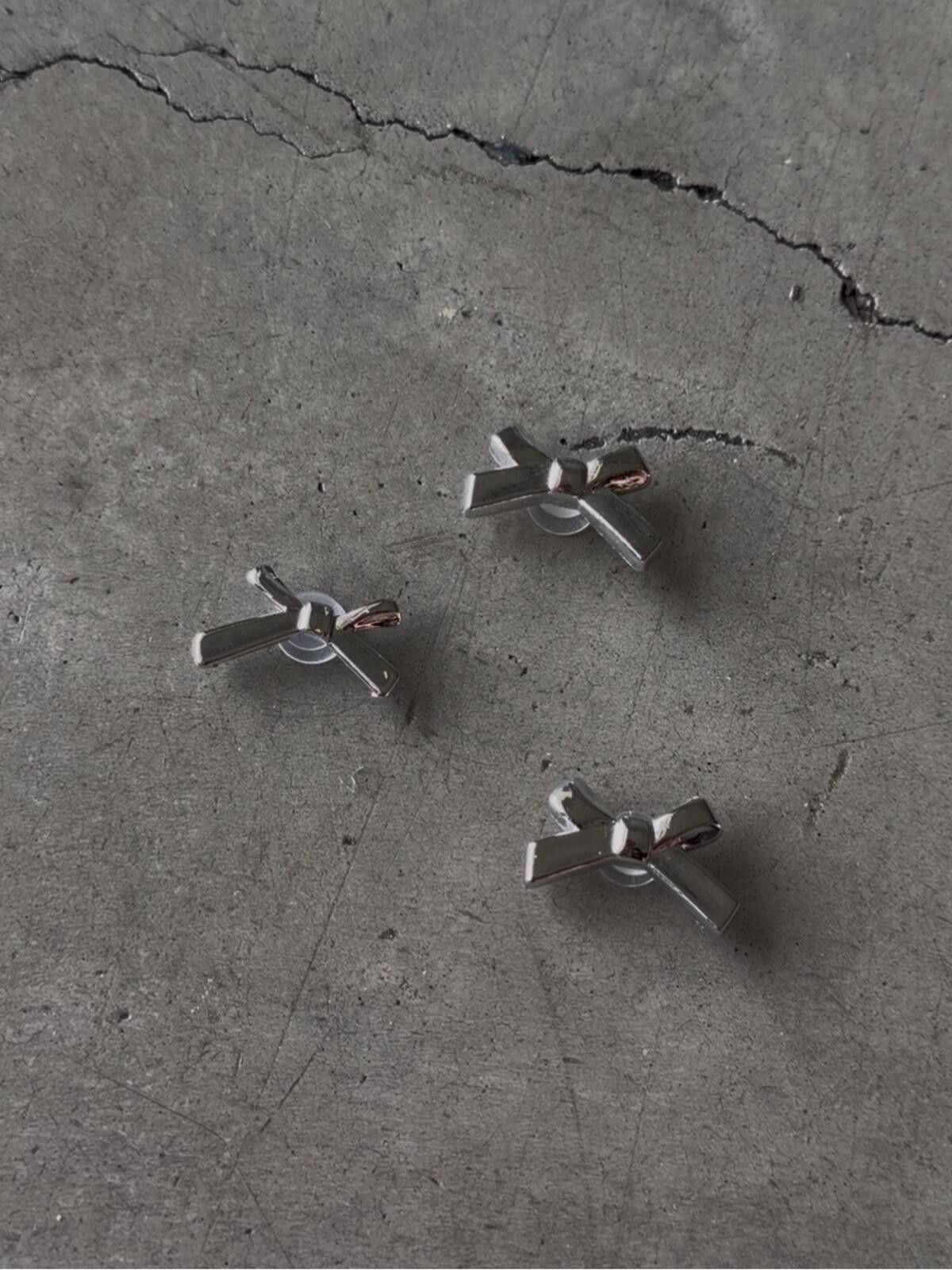Crocs Silver Bow Croc Charms / Jibbitz Set / Pack of 3 Size ONE SIZE - 2 Thumbnail