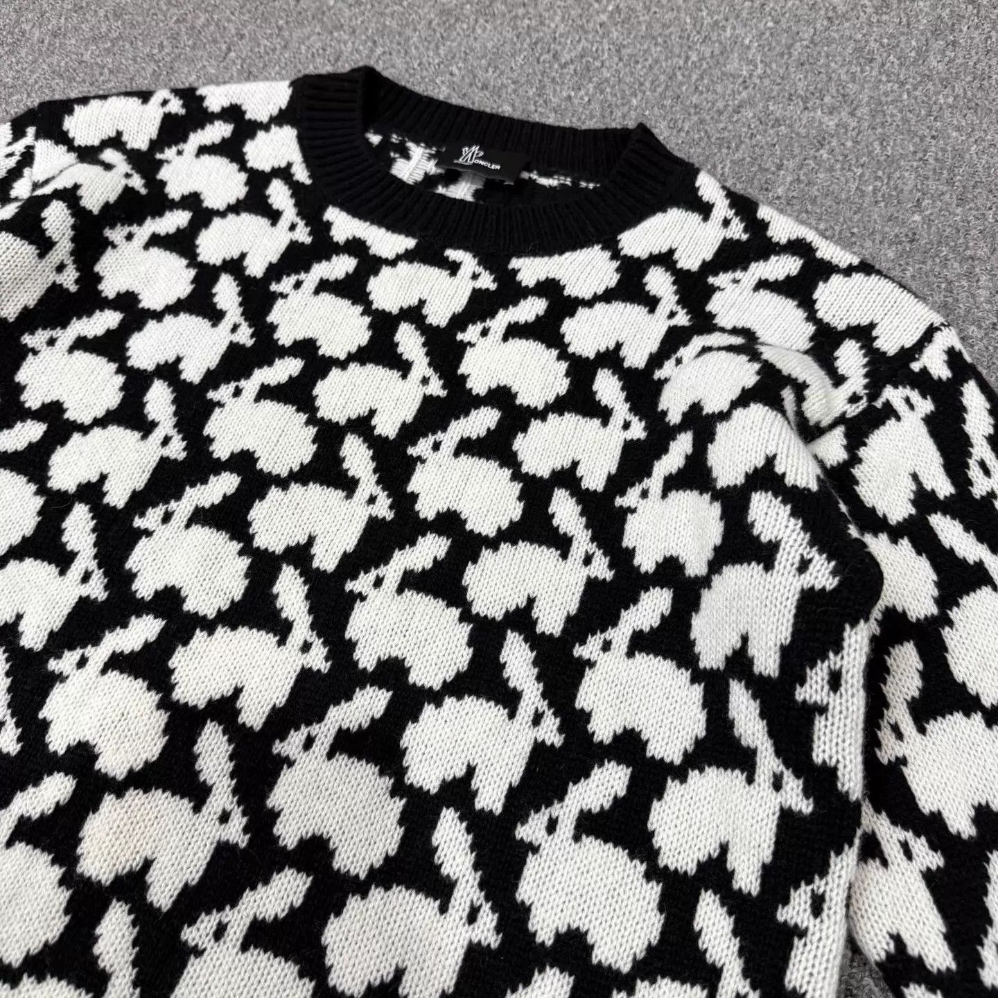 Moncler Moncler Rabbit Pattern Sweater L Size 99 New Size L / US 10 / IT 46 - 3 Thumbnail