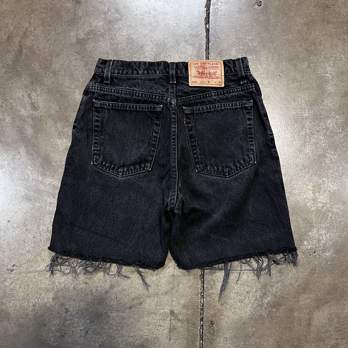 Levi's × Vintage Vintage 90s Levi’s Denim Shorts Cut Off 550 Black Faded Size 28" / US 6 / IT 42 - 9 Thumbnail