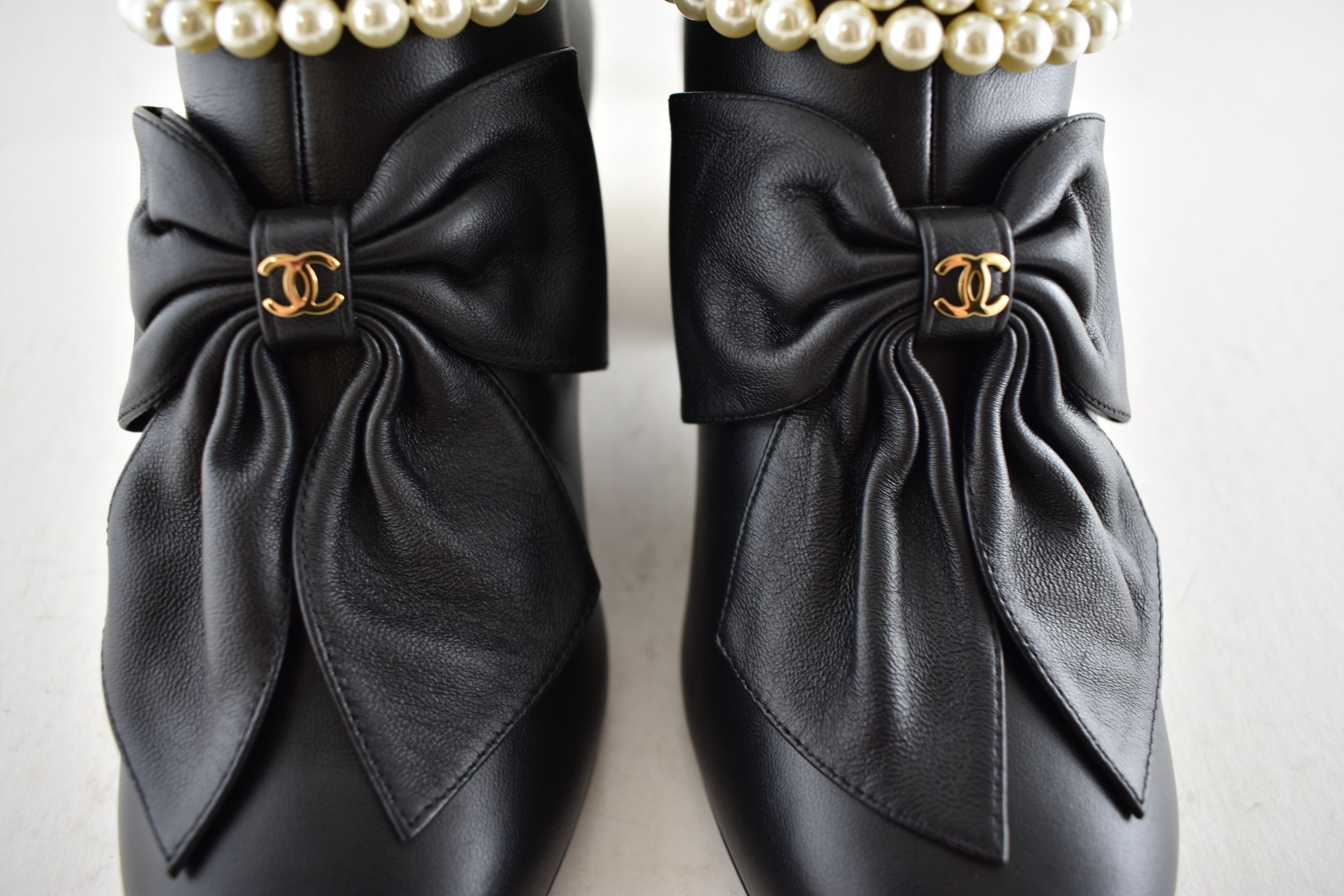 Chanel Chanel 24A Pearl CC Bow Pointed Short Ankle Heel Boots 38 Size US 8 / IT 38 - 8 Thumbnail