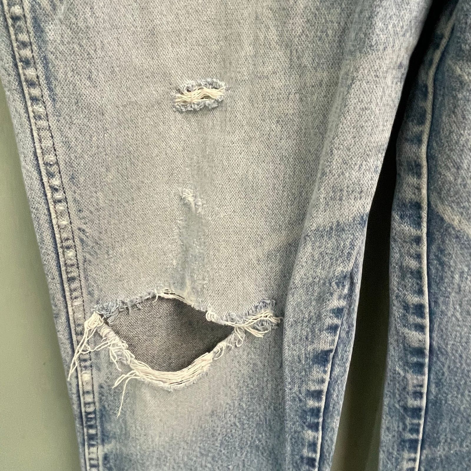 Wrangler Wrangler Light Wash Distressed Jeans 35x36 Thrashed Size US 35 - 7 Thumbnail