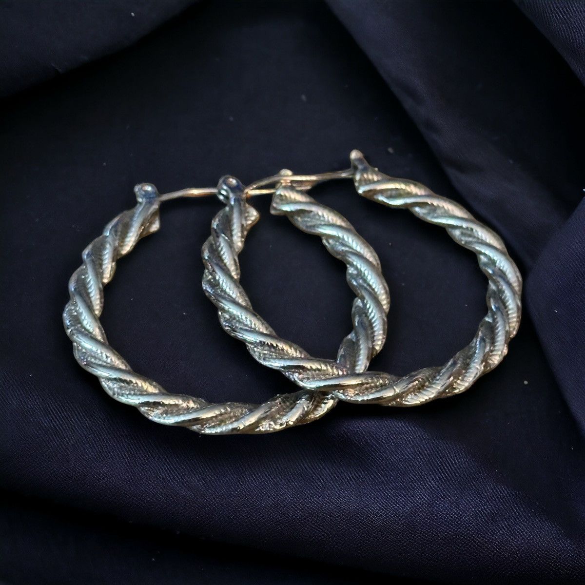Other Silver tone twisted hoop earrings Size ONE SIZE - 1 Thumbnail