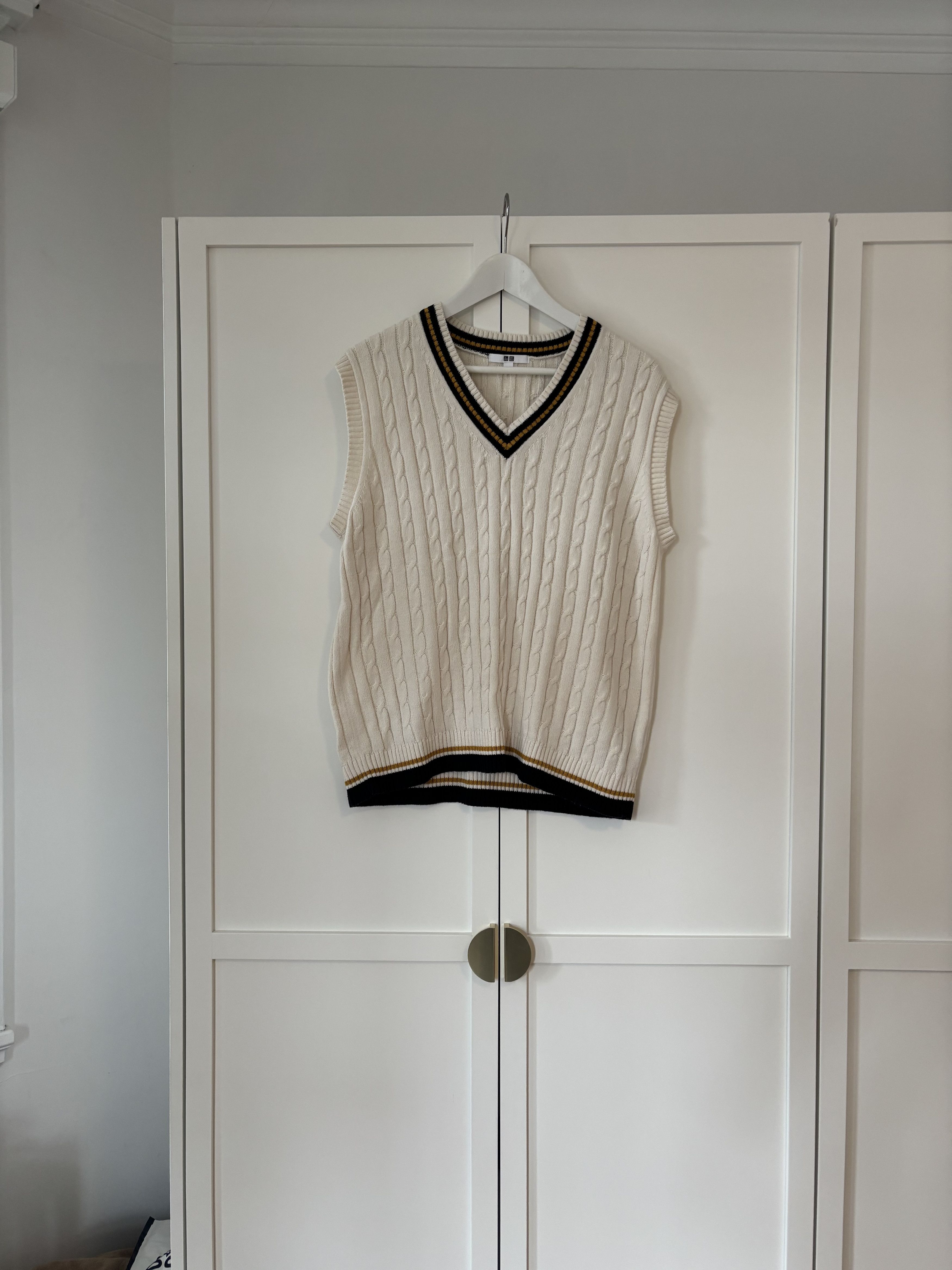 Uniqlo Woman's Uniqlo cable knit v-neck vest Size L / US 10 / IT 46 - 1 Thumbnail
