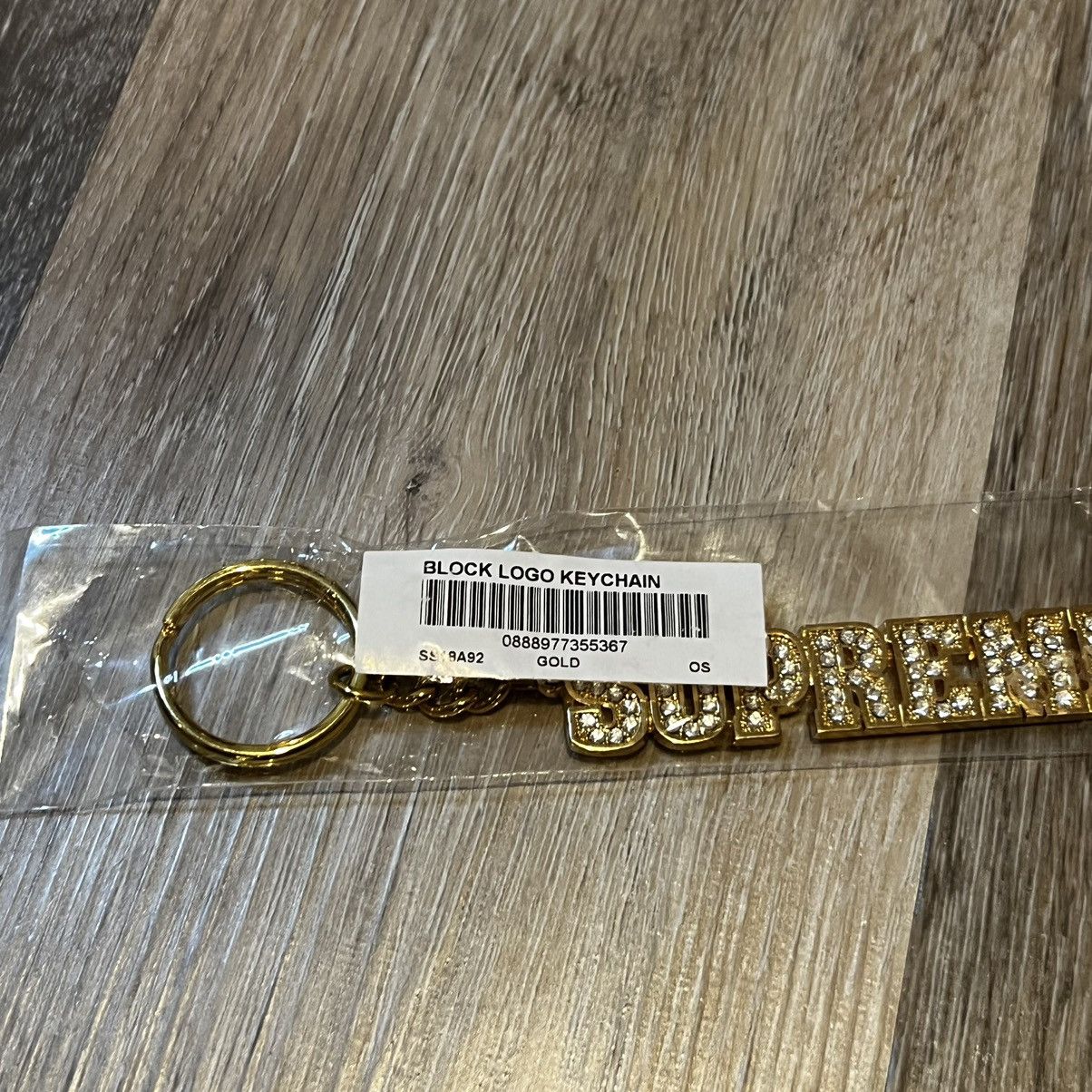 Supreme Supreme Block Logo Keychain Gold Size ONE SIZE - 20 Thumbnail