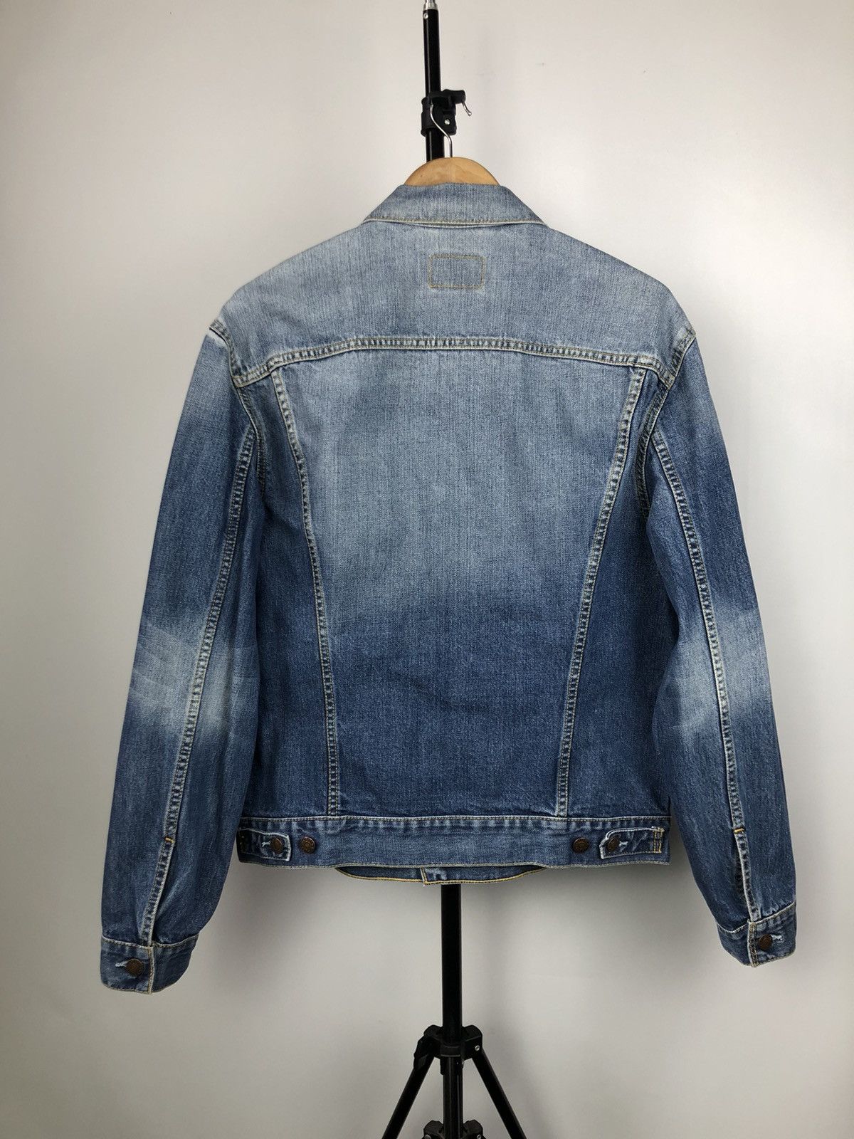Jean × Levi's × Levi's Vintage Clothing Vintage 90's Distressed Levi's Trucker Denim Jacket Rare Size US L / EU 52-54 / 3 - 2 Thumbnail