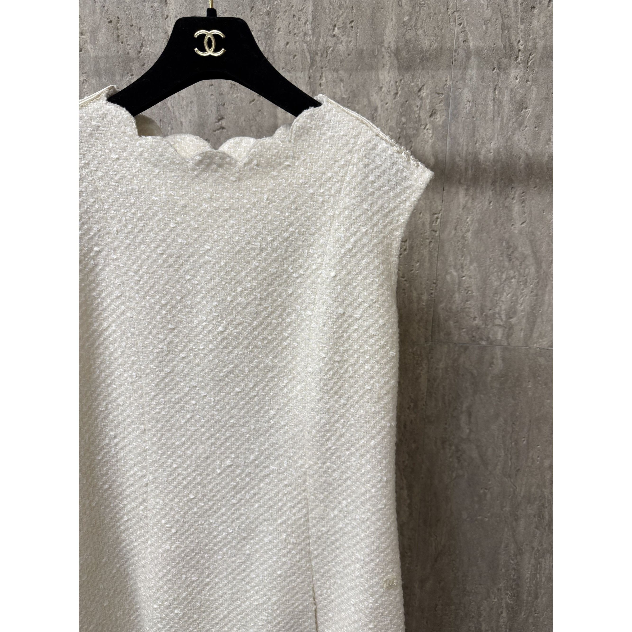 Chanel Chanel White Tweed Scalloped Sleeveless Dress Size 40 Made I Size S / US 4 / IT 40 - 10 Thumbnail