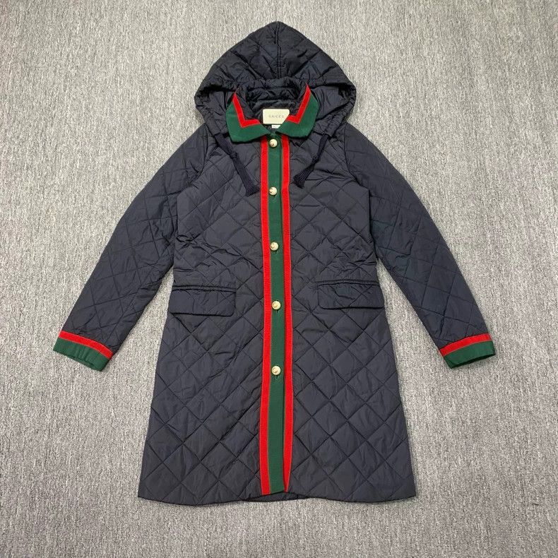 GucciThe inside is full of red and green striped cotton coa