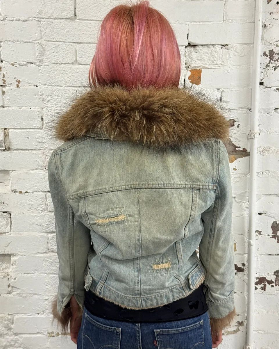 Dolce & Gabbana 2000s Dolce & Gabbana Light Blue Denim Fur-Collar Distressed Denim Jacket Size XS / US 0-2 / IT 36-38 - 3 Thumbnail
