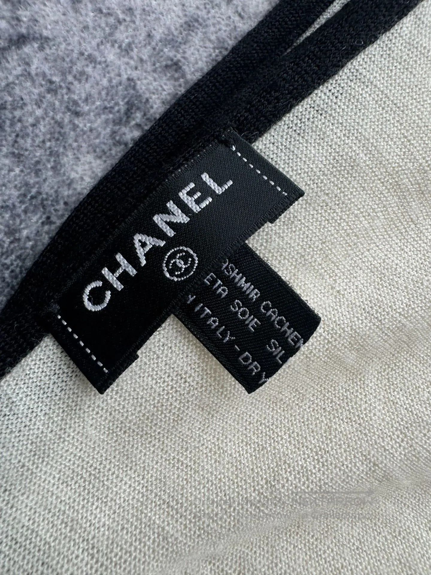 Chanel Chanel Beige Cashmere Oversized Shawl. Size ONE SIZE - 3 Thumbnail