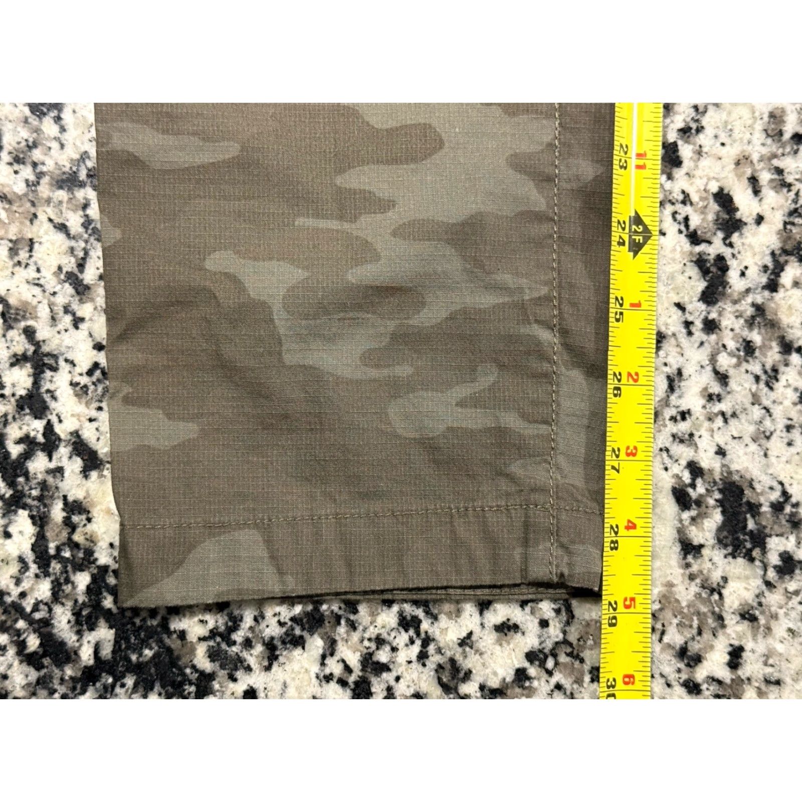 Vuori Vuori Womens Jogger Pants Green Ripstop Camouflage Minimal Zipper Adjustable Waist Pockets Athleisure Outdoor Climbing Hiking Walking Size 32" / US 10 / IT 46 - 3 Thumbnail