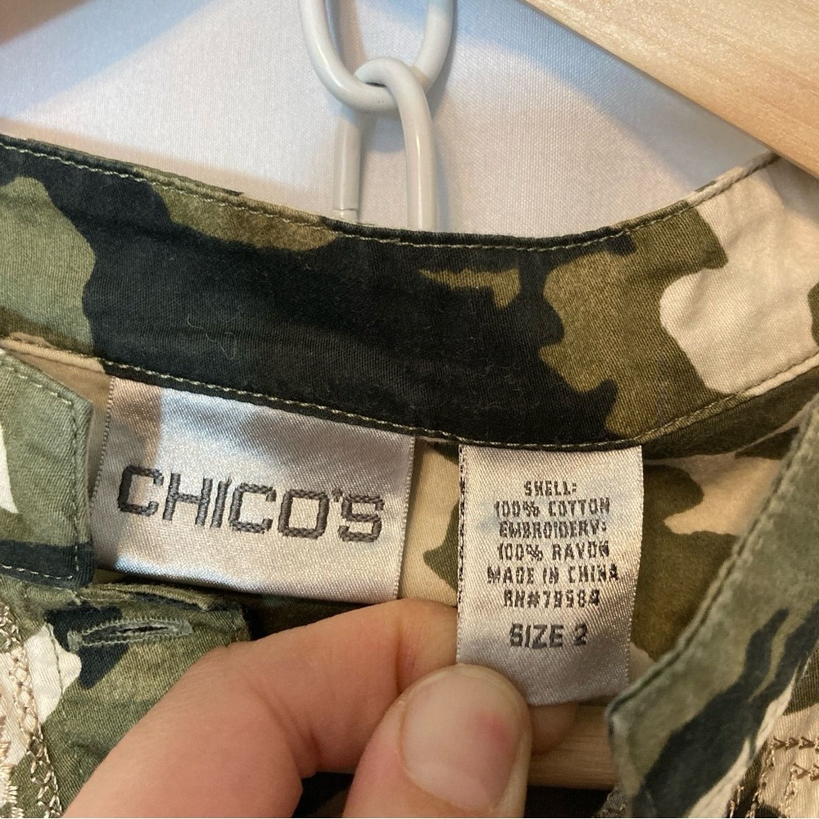 Chicos Chico’s Camouflage Camo Embroidered Button Down Shirt Top Size L / US 10 / IT 46 - 6 Thumbnail