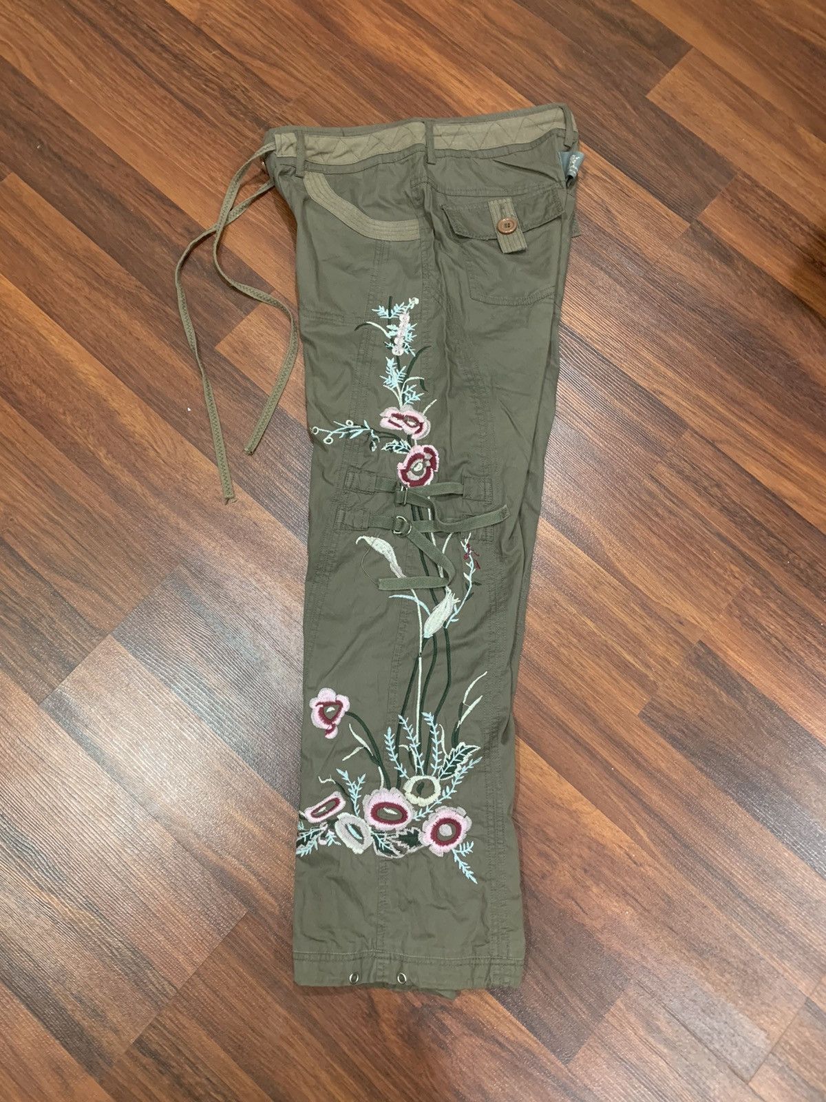 Mi-Tu Embroidered Flower Bondage Pants