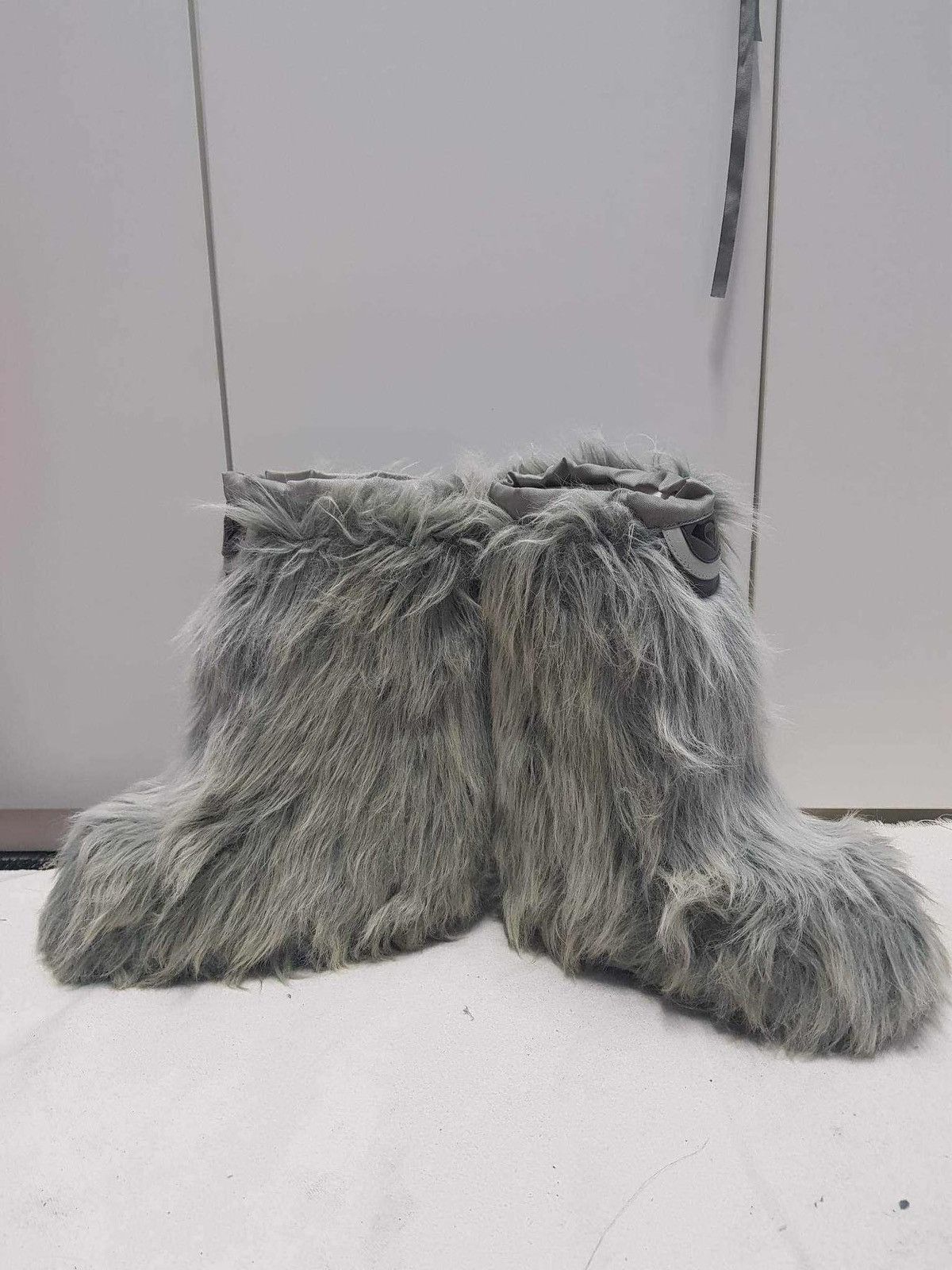 image of Ski Roxy Iconic Monster Fur Boots in Grey, Women's (Size 8)