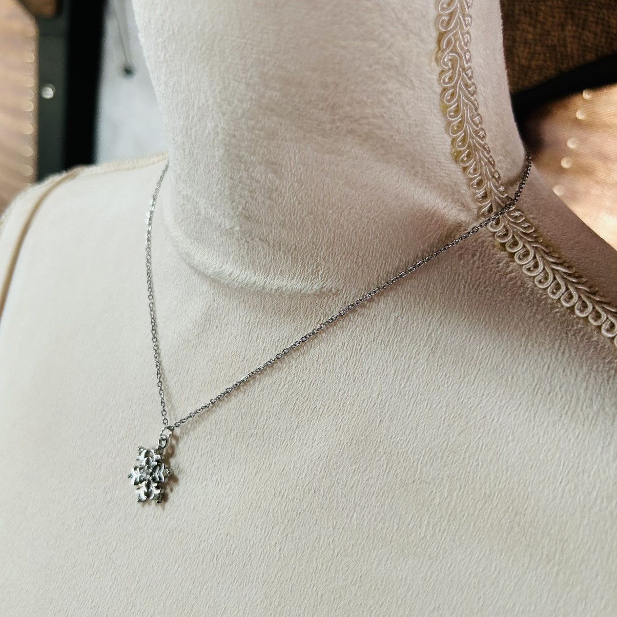 Handmade Handcrafted salvaged vintage rhinestone snowflake necklace Size ONE SIZE - 4 Thumbnail