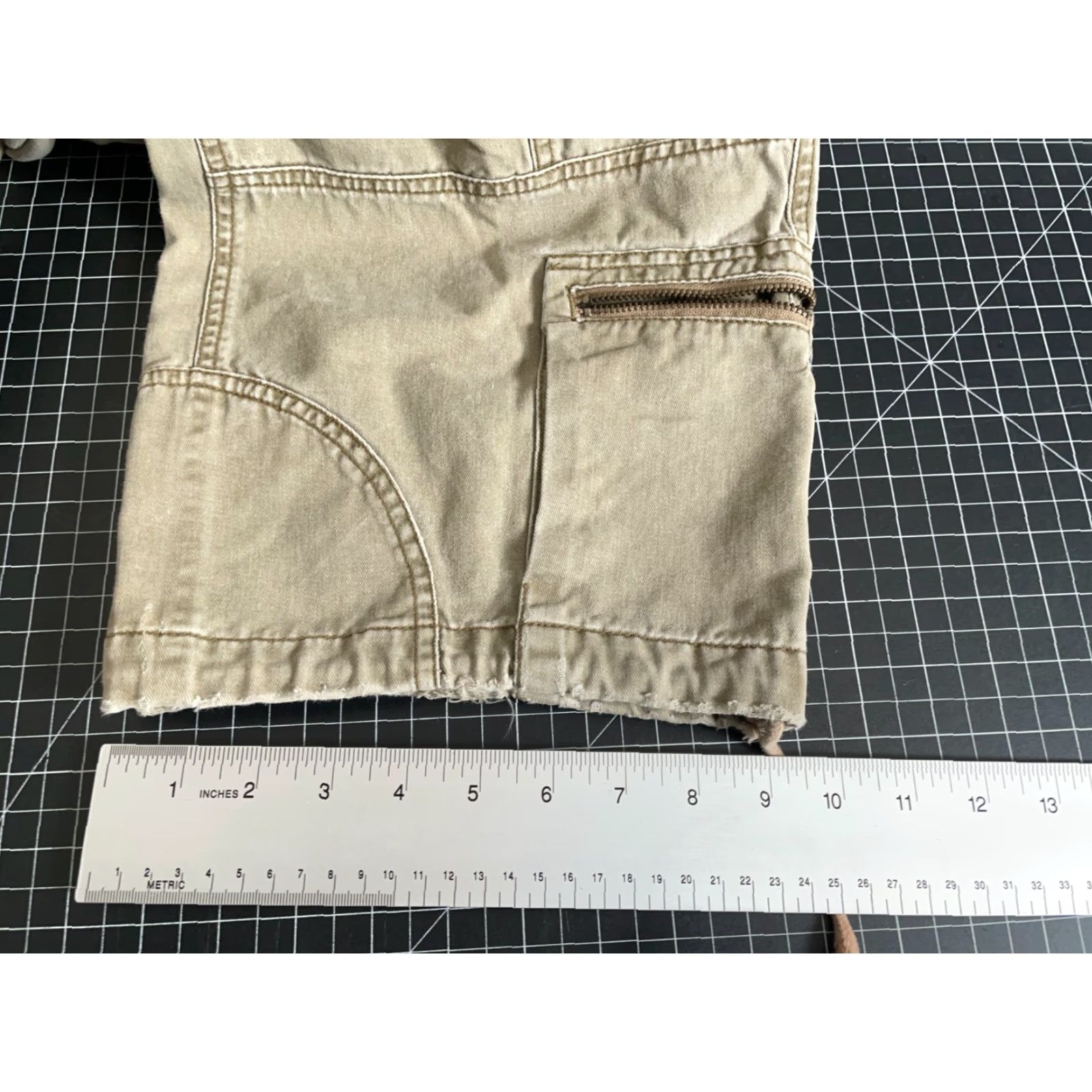 Old Navy VINTAGE Old Navy Cargo Pants Mens 36 x 30 Belted Army Style 38 x 28 Green Cotton Cargo Pocket Straight Regular Waist 38 Inseam 28 Modern Vintage? Size US 38 / EU 54 - 7 Thumbnail