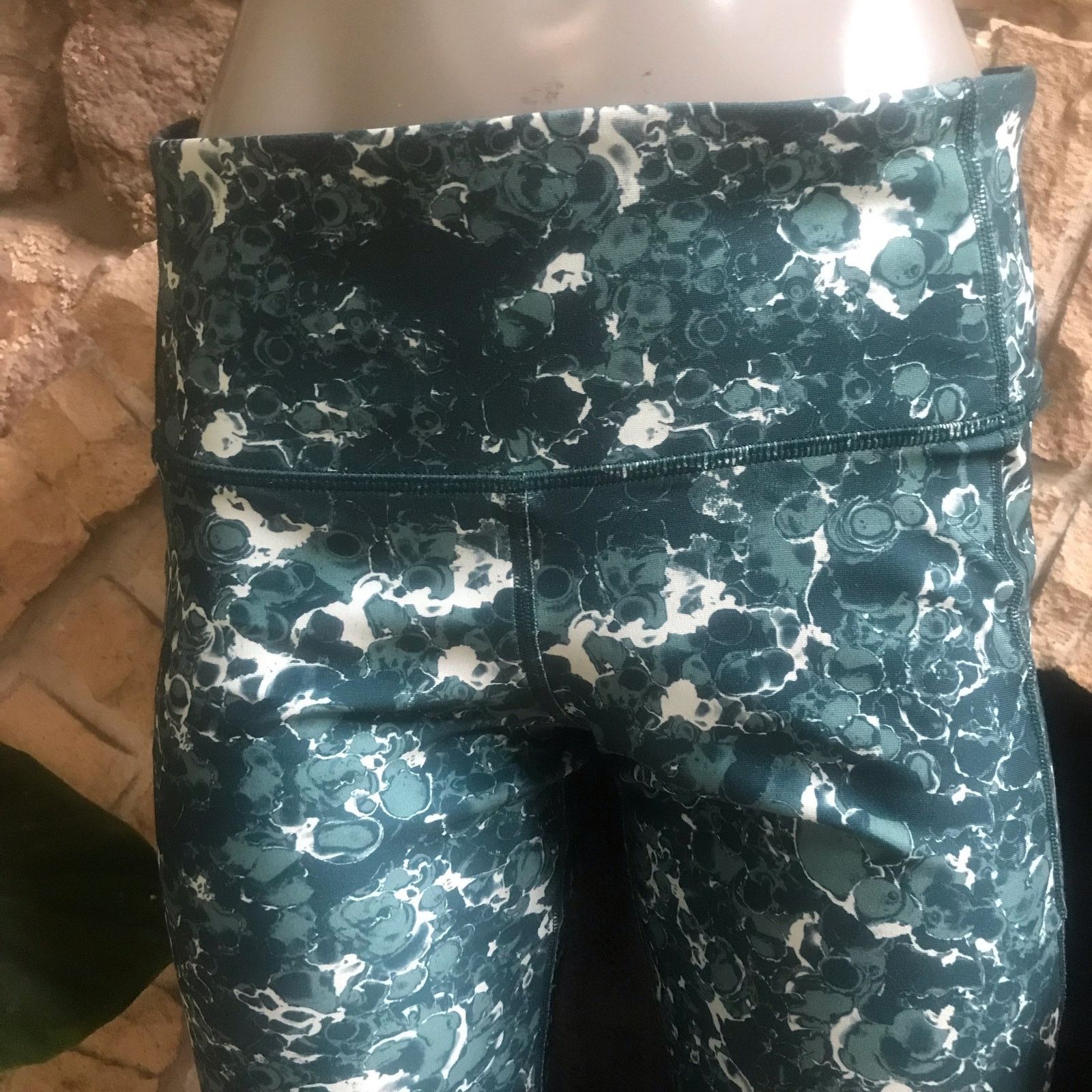 Under Armour Under Armour Compression Green Cropped Mesh Leggings Size L Size 29" - 6 Thumbnail