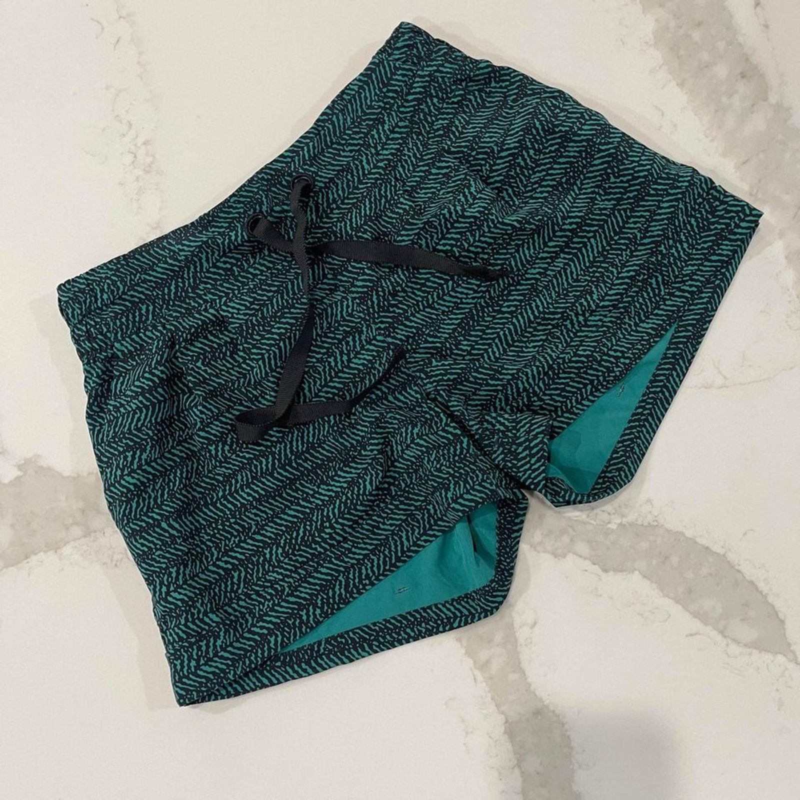 Lululemon Lululemon Spring Break Away Short Mini Green Black Women's 4 Size 27" / US 4 / IT 40 - 1 Thumbnail