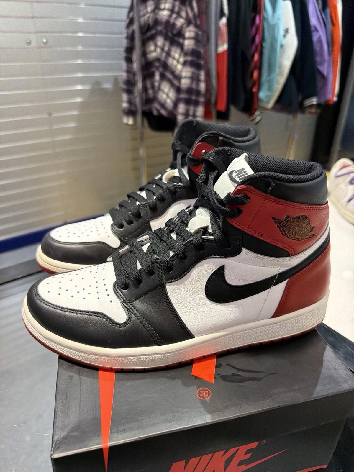 Jordan Brand Nike Air Jordan 1 Retro Black Toe Leather US 8.5 Men's Size US 8.5 / EU 41-42 - 7 Thumbnail