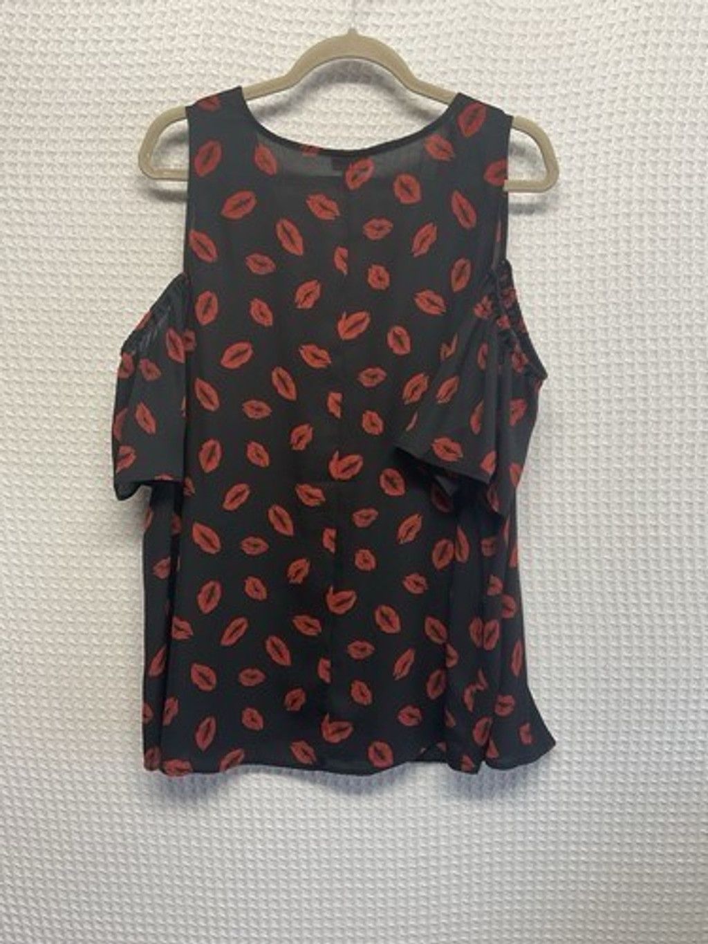 Torrid NWOT Torrid Lips Print Cold Shoulder V-Neck Blouse Women 2X Size ONE SIZE - 6 Thumbnail