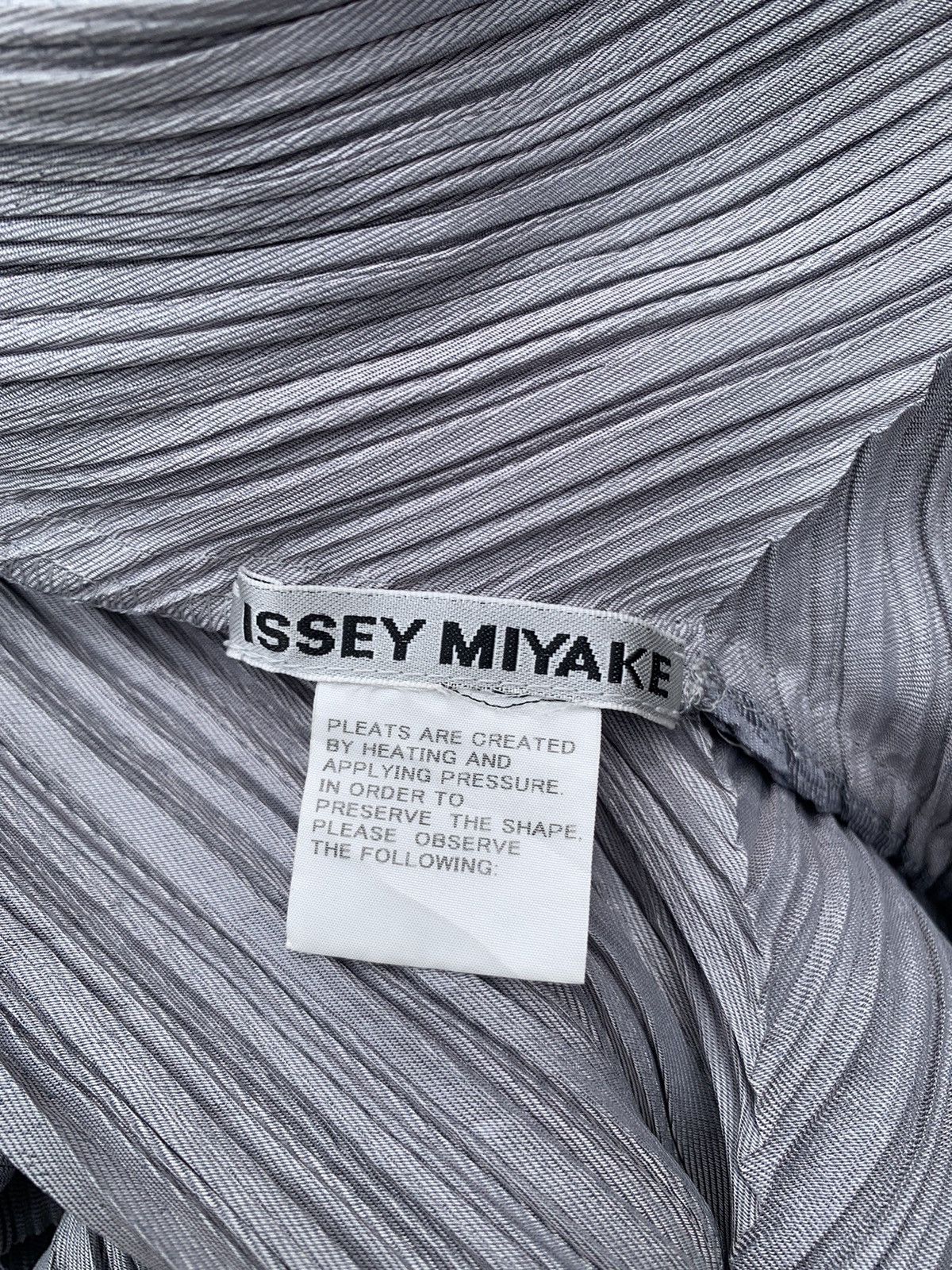 Issey Miyake 90s Issey Miyake Batwing 3D pleated gradient cardigan Size US M / EU 48-50 / 2 - 9 Thumbnail