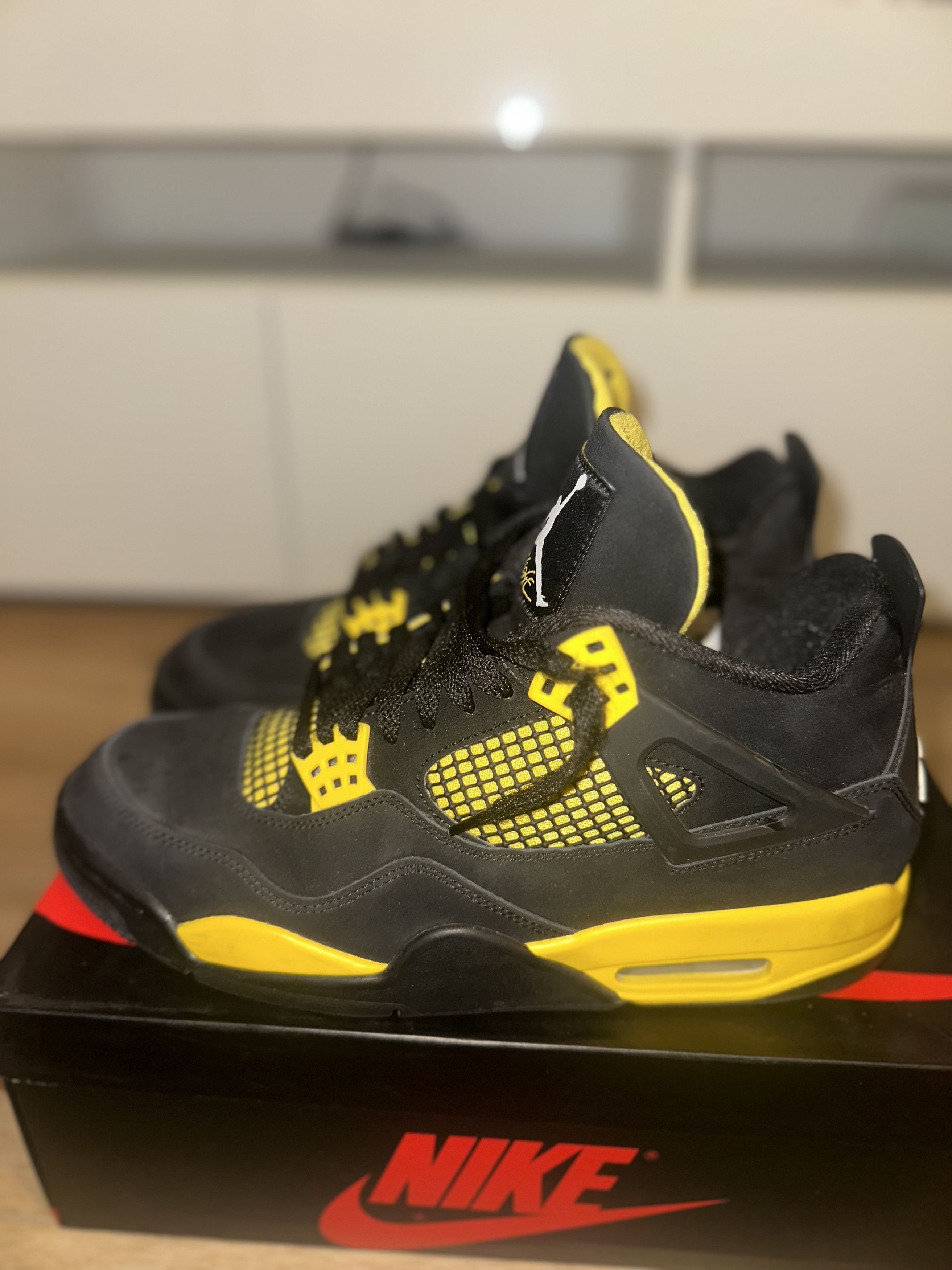 Jordan Brand Jordan Retro “Thunder” size 10.5 Size US 10.5 / EU 43-44 - 4 Thumbnail