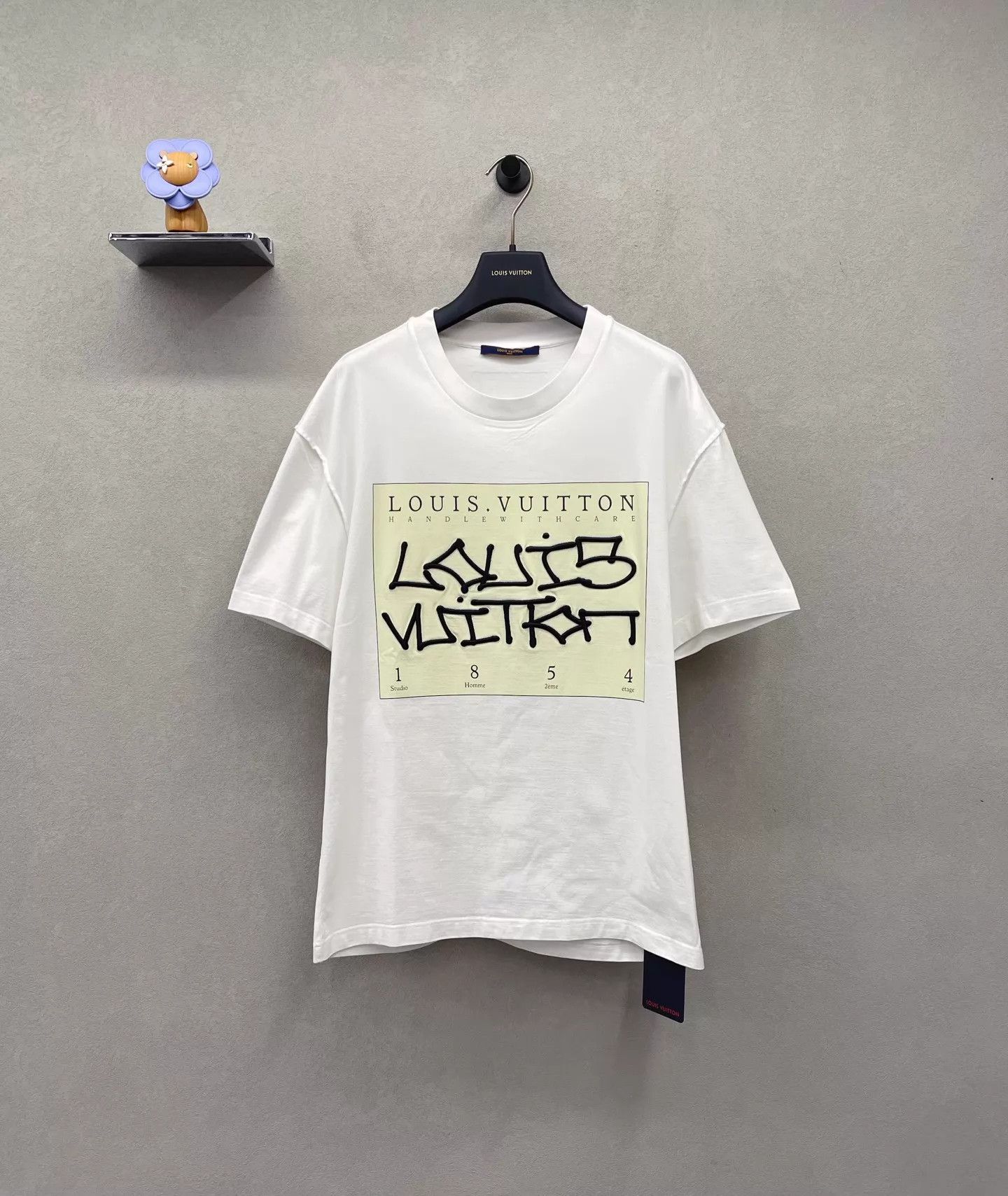 Louis Vuitton LV White 3D Embroidered SS T-Shirt Size L Size US L / EU 52-54 / 3 - 1 Thumbnail