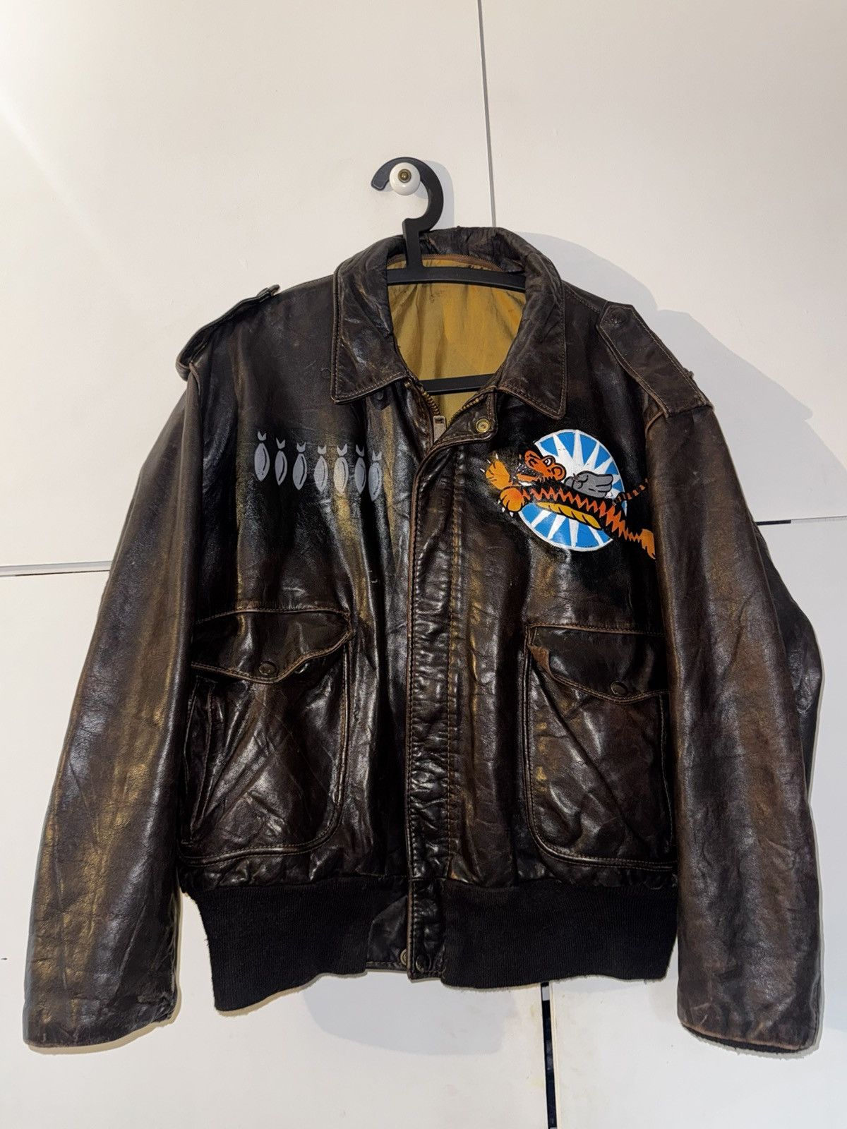 Vintage 1/1 Vintage Hand Painted Flying Tigers Leather Bomber Jacket Size US XL / EU 56 / 4 - 2 Thumbnail