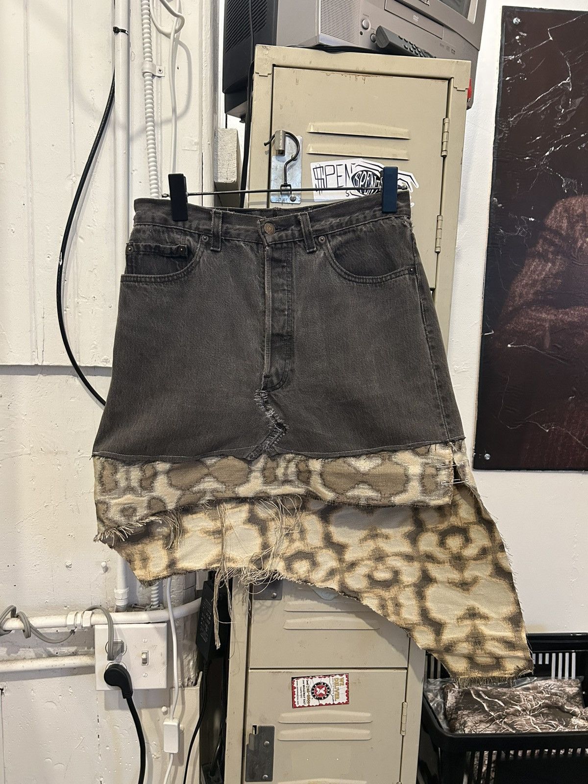Levi's 2 Tone Leopard print jean skirt Size 28" / US 6 / IT 42 - 1 Thumbnail