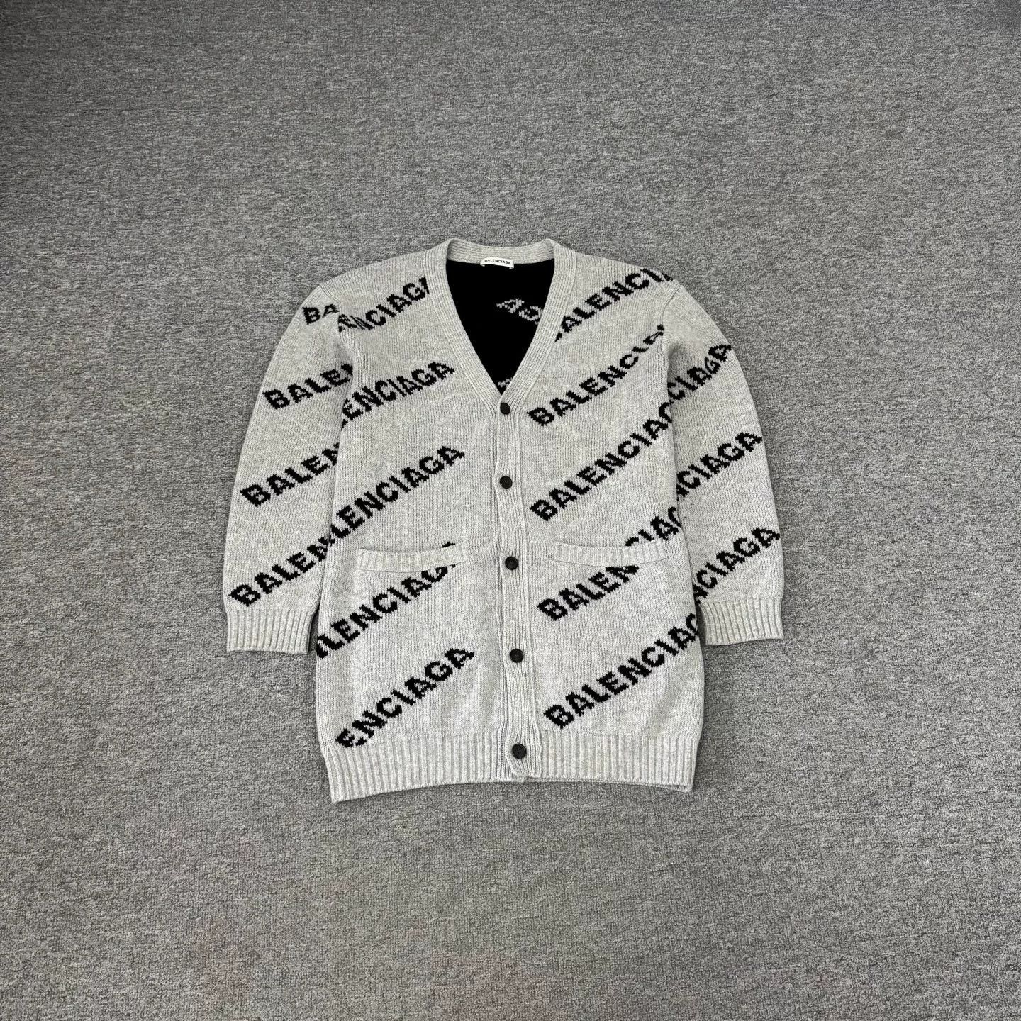 Balenciaga Balenciaga V-Neck All-Over Print Knit Cardigan Size US S / EU 44-46 / 1 - 1 Thumbnail