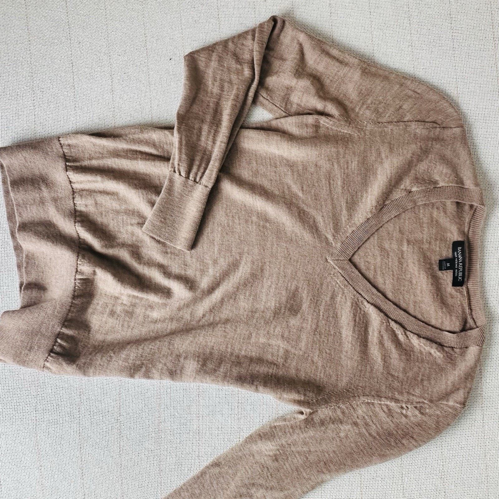 Banana Republic Banana Republic 100% Extra Fine Merino Wool V Neck Sweater Size M / US 6-8 / IT 42-44 - 8 Thumbnail