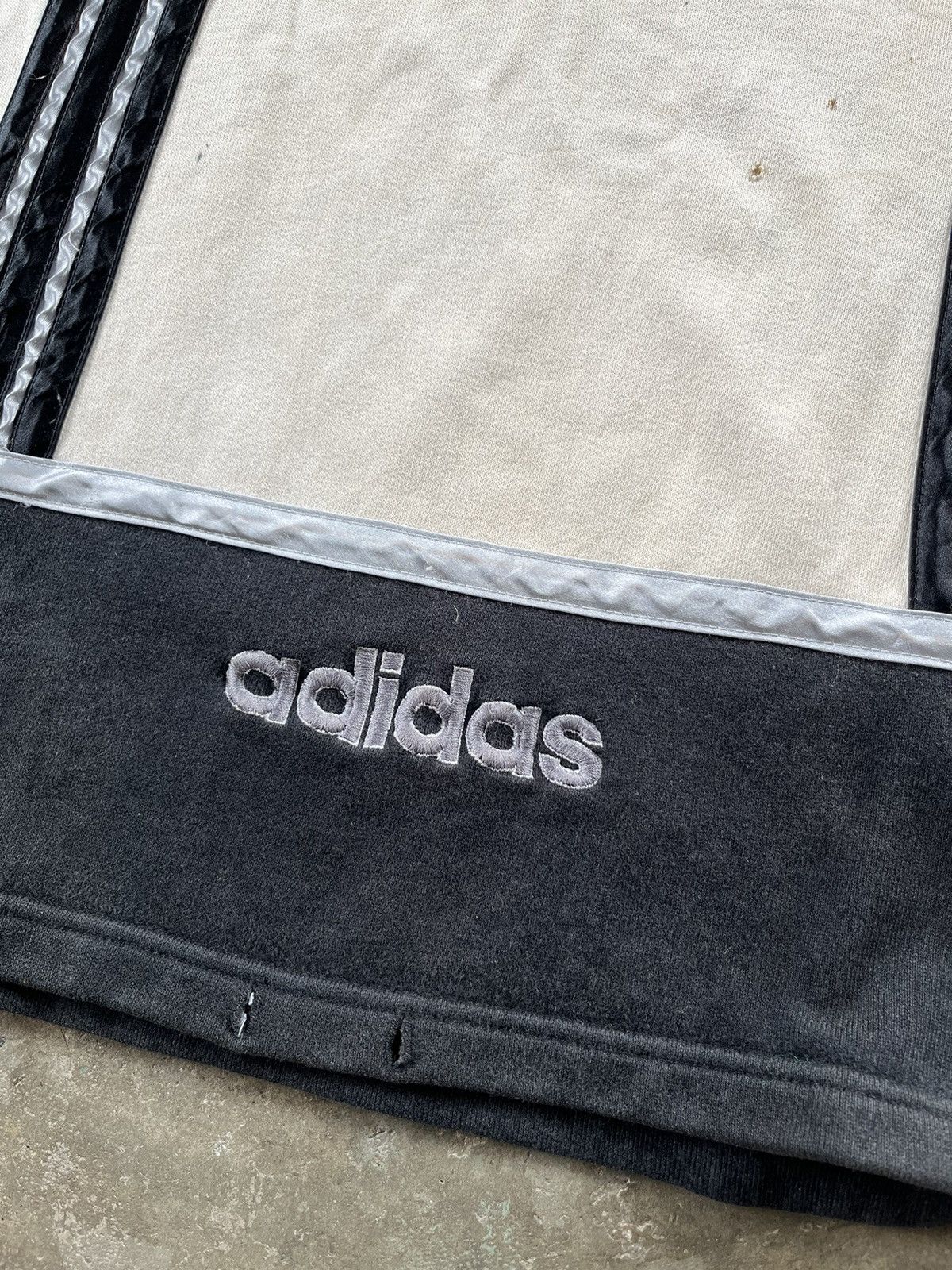 Adidas × Descente × Vintage Vintage Adidas Stripe Central Logo Sweetshirts 90s Japan Size US L / EU 52-54 / 3 - 6 Thumbnail