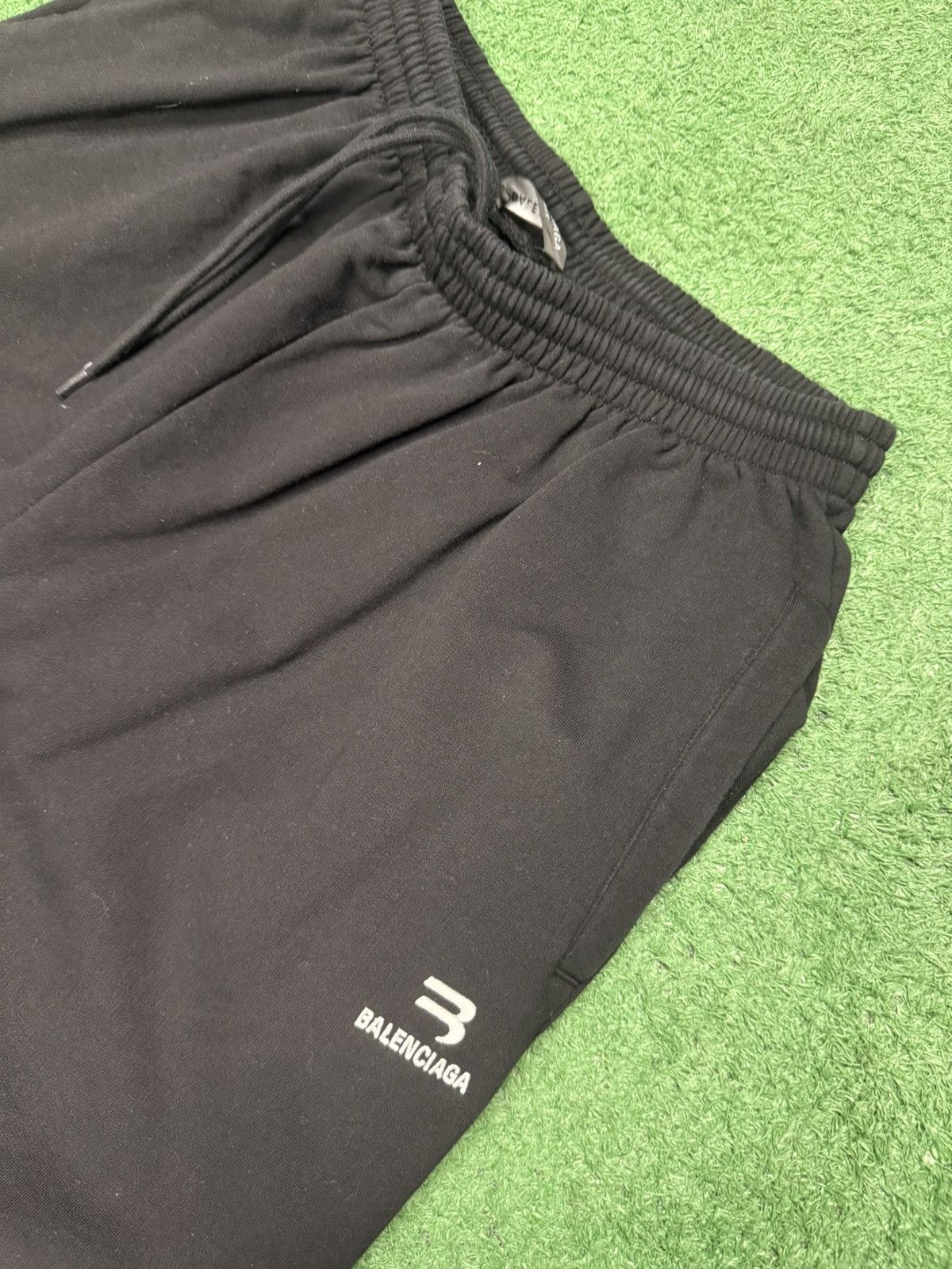 Balenciaga Balenciaga sporty b logo sweats Size US 34 / EU 50 - 2 Thumbnail