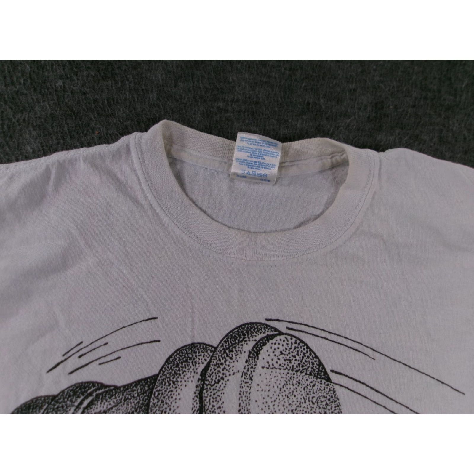 Gildan VINTAGE Gildan UMass Shirt Men Medium White Graphic Print 2009 Classic Crew Neck Mens Size US M / EU 48-50 / 2 - 5 Thumbnail