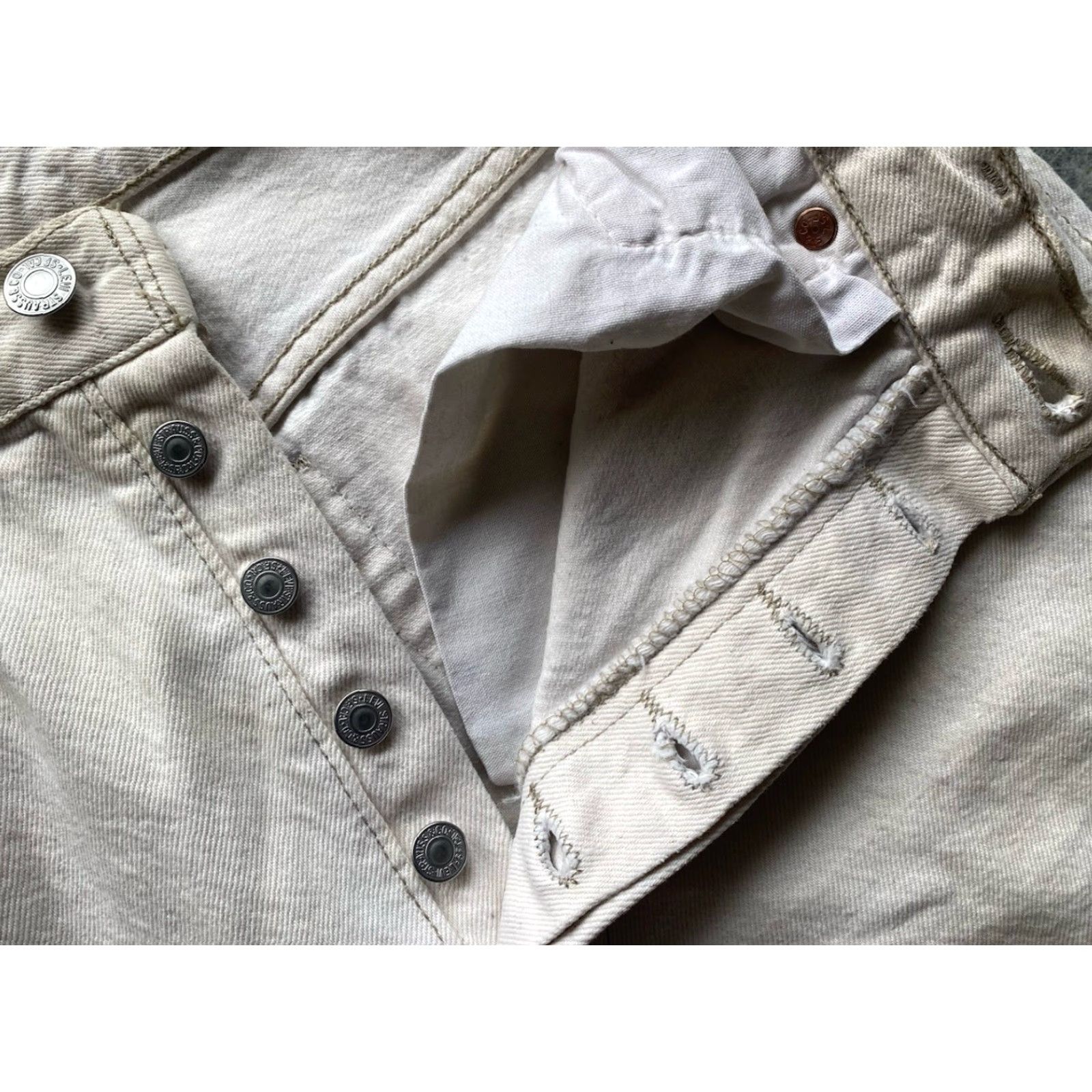 Levi's VINTAGE Levi’s 501 Jeans Mens 33x36 White Made In USA Flaws Damage Wear 90s VTG Pants Mens Jeans White 1994 Size US 33 - 7 Thumbnail