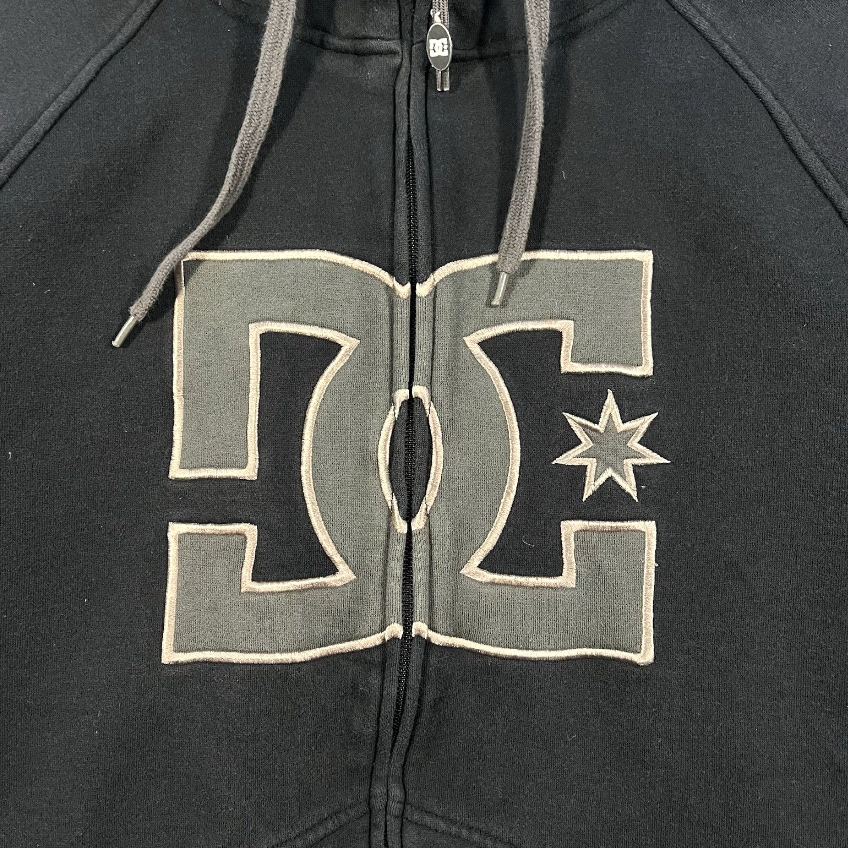 Vintage VINTAGE DC Shoes Hoodie Medium Black Full Zip Sherpa Fur Lined Y2K Grunge Skate Mens M Swing Plaid 90s Classic Gender: Mens Size US M / EU 48-50 / 2 - 2 Thumbnail