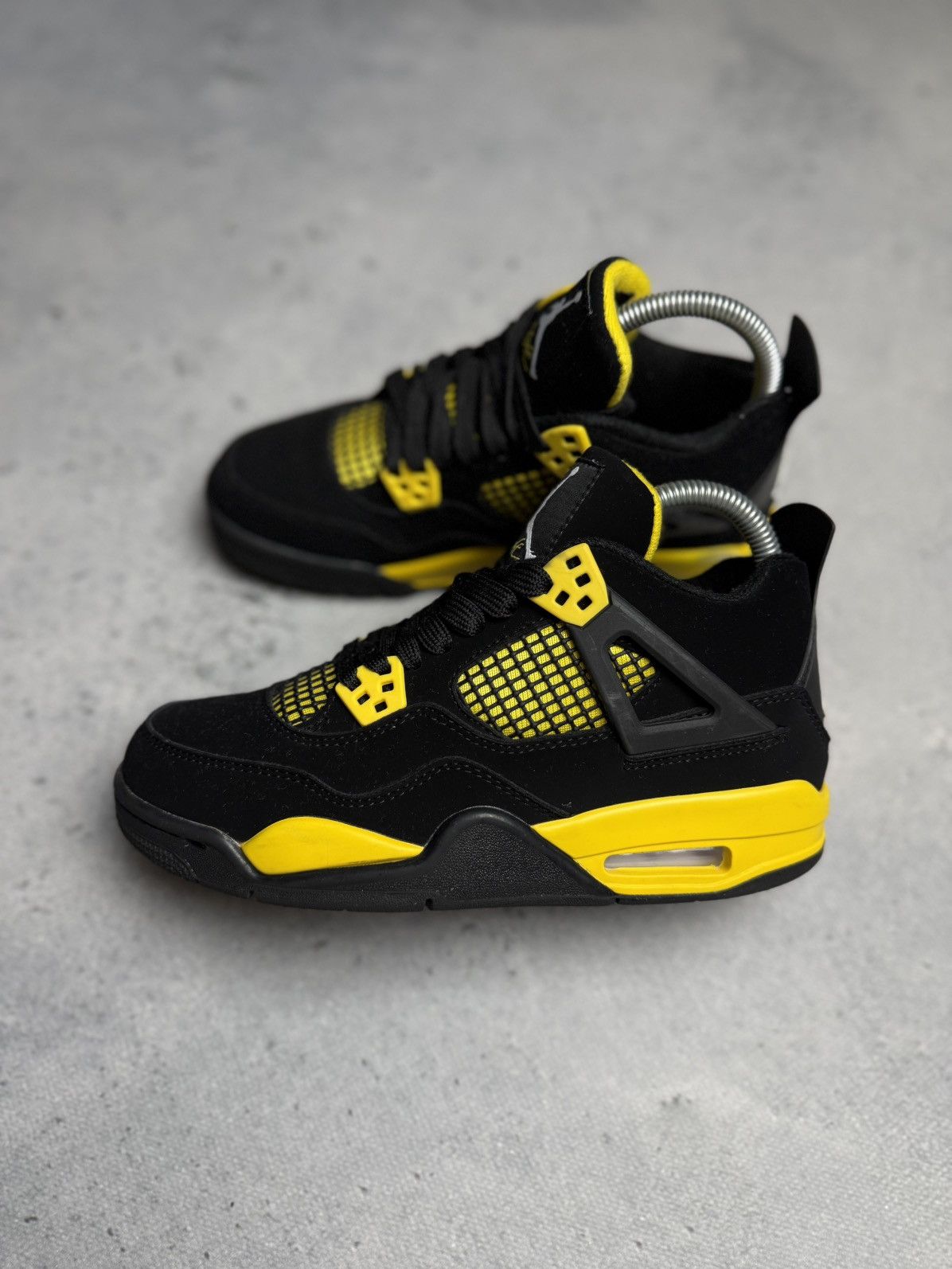 Jordan Brand Nike Air Jordan 4 Retro Thunder Black White Yellow 2023 5,5 Size US 7 / IT 37 - 5 Thumbnail
