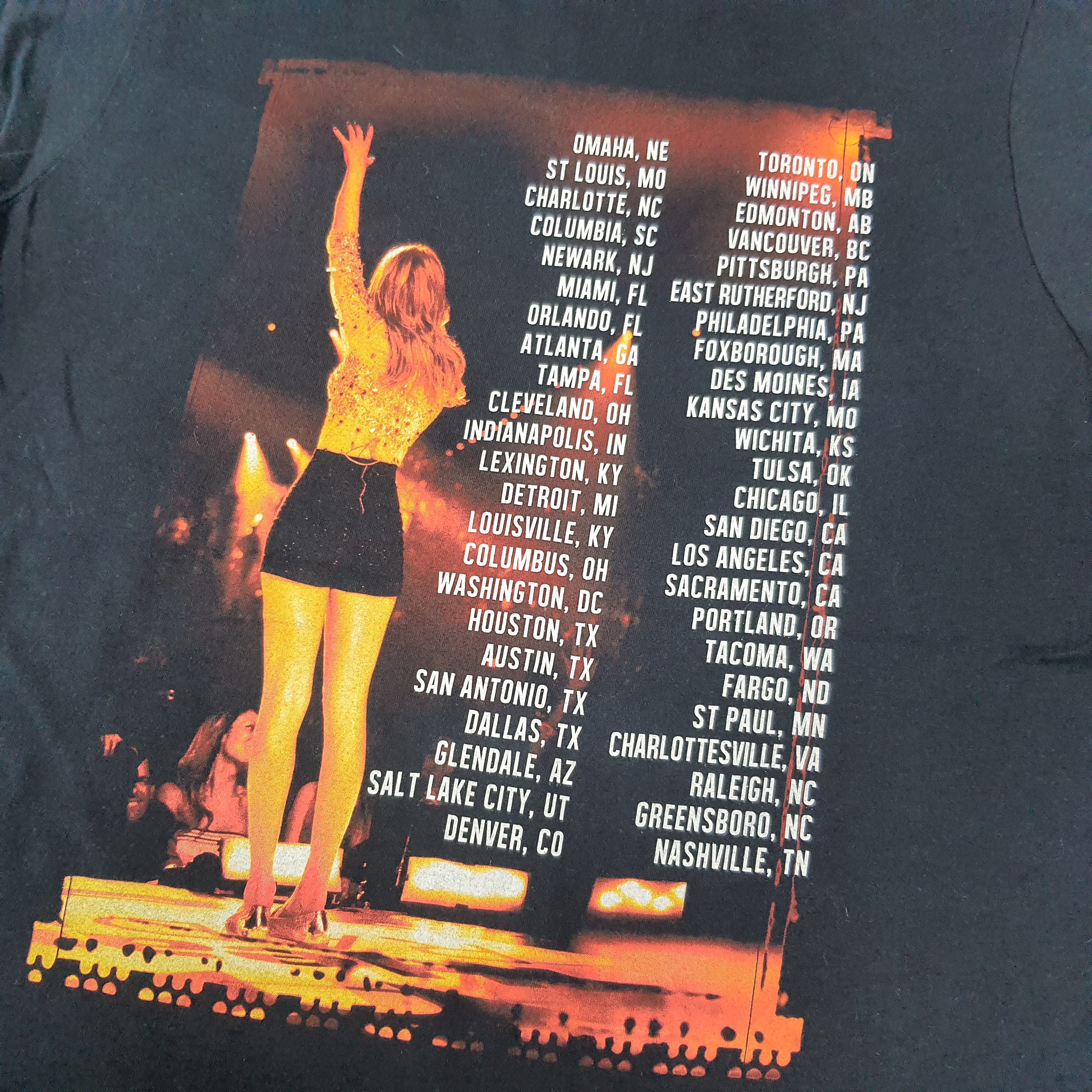 Band Tees Vintage Taylor Swift The Red Tour Tshirt C259N53 Size US XS / EU 42 / 0 - 4 Thumbnail