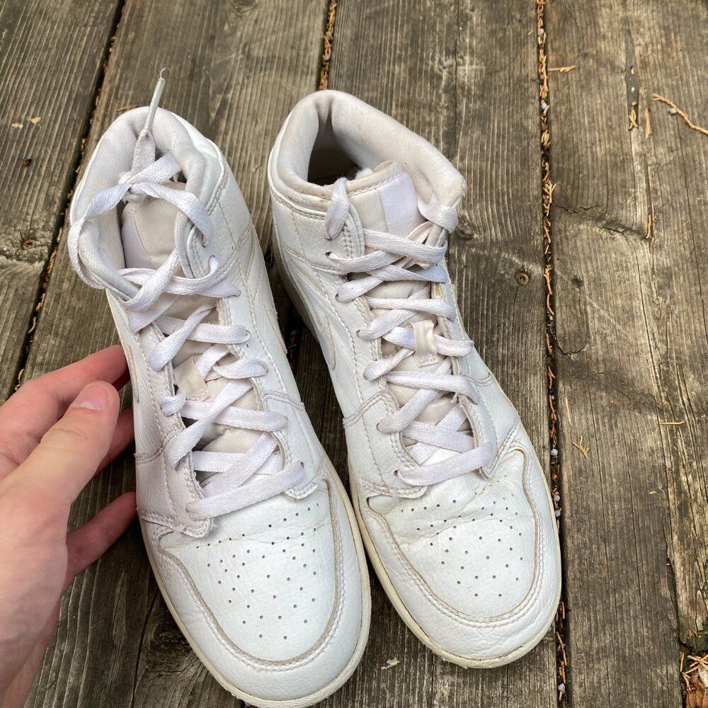 Jordan Brand Nike Air Jordan 1 Retro Mid Triple White Size 7 Size US 7 / EU 40 - 5 Thumbnail