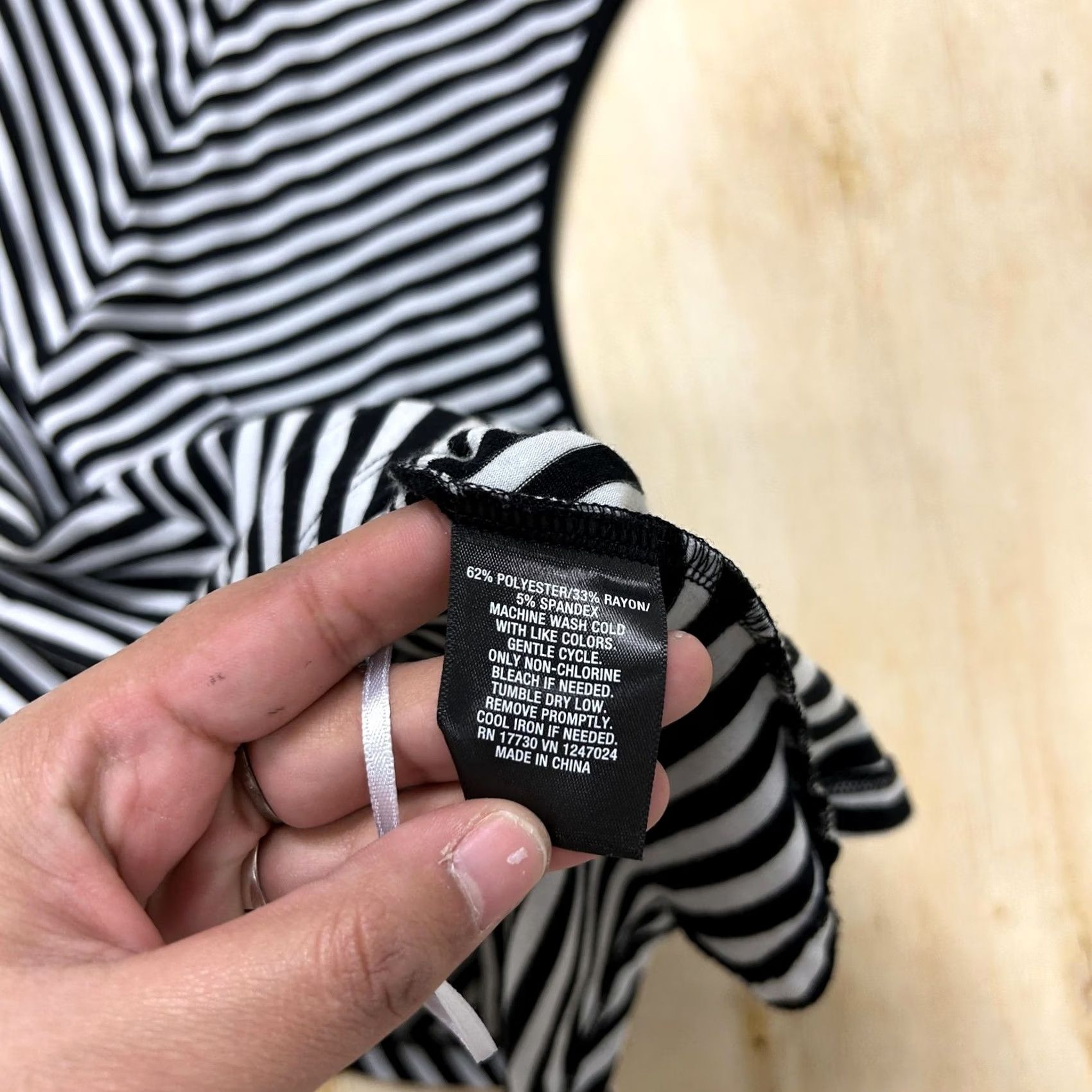 Mossimo Mossimo Tank Top Womens XL Black White Striped Chevron Sleeveless Zip Back Size XL / US 12-14 / IT 48-50 - 5 Thumbnail