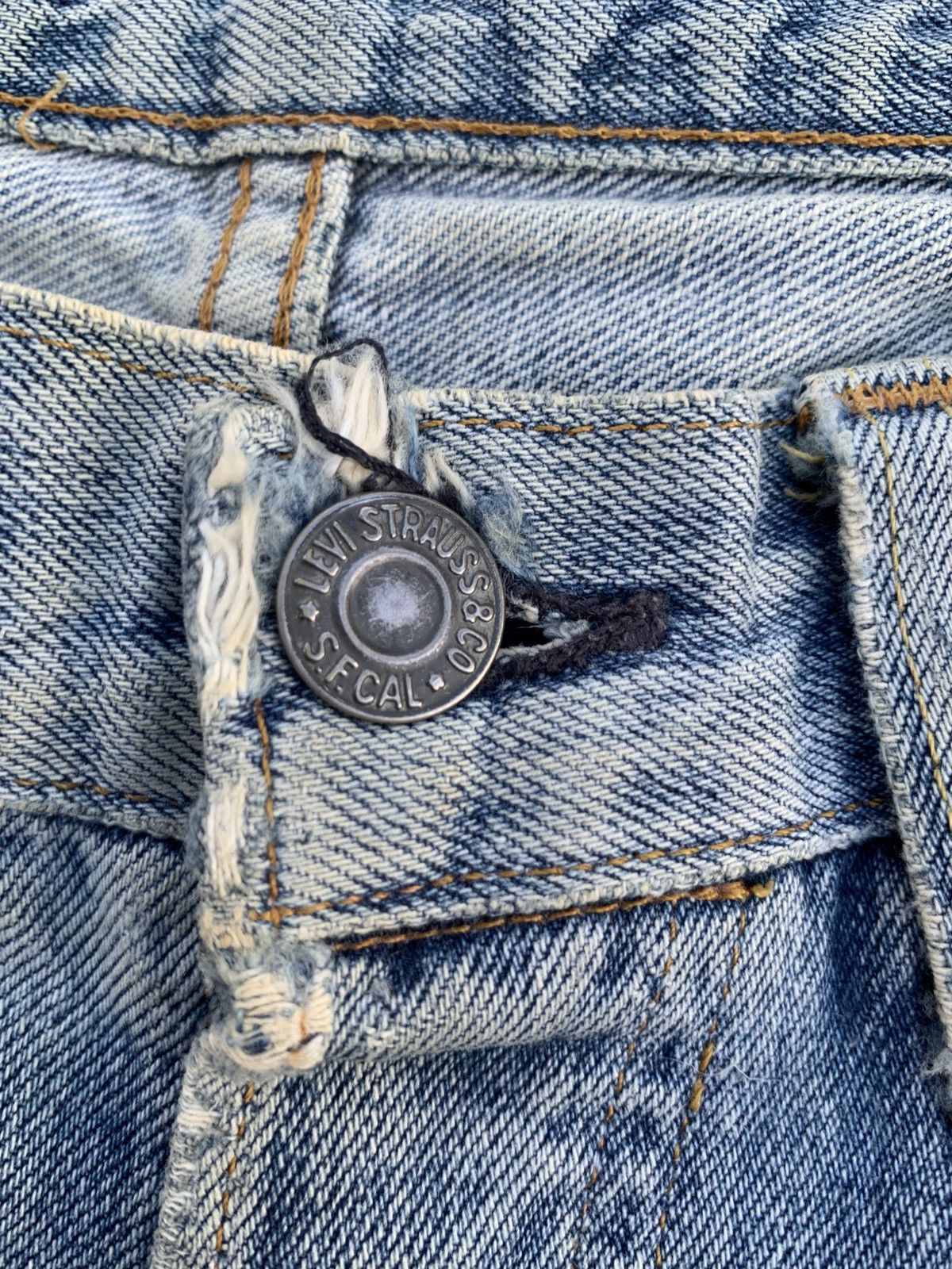 Levi's Vintage Clothing VINTAGE LEVI'S 501 BIG E #555 SELVEDGE DISTRESSED DENIM Size US 30 / EU 46 - 12 Thumbnail