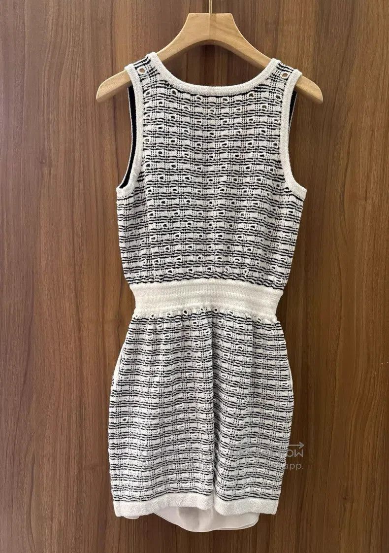 Chanel Chanel Black and white color-block knitted dress Size XS / US 0-2 / IT 36-38 - 2 Thumbnail