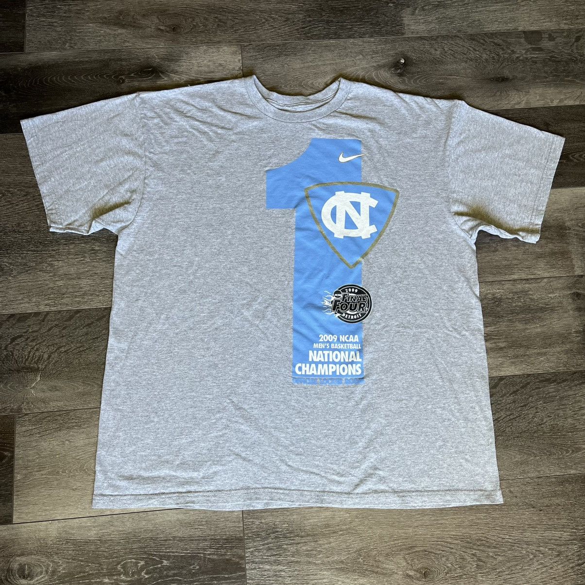 Nike × Vintage Vintage 2009 Nike UNC College Basketball Champions Logo Tee Size US XL / EU 56 / 4 - 1 Thumbnail