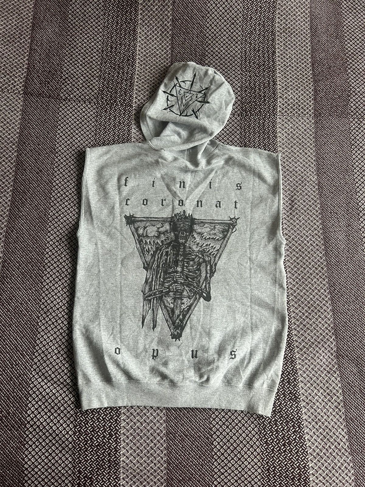 Vintage Vintage Vest Grey Tribal Skull Print Y2K Size M Streetwear Size US M / EU 48-50 / 2 - 1 Thumbnail