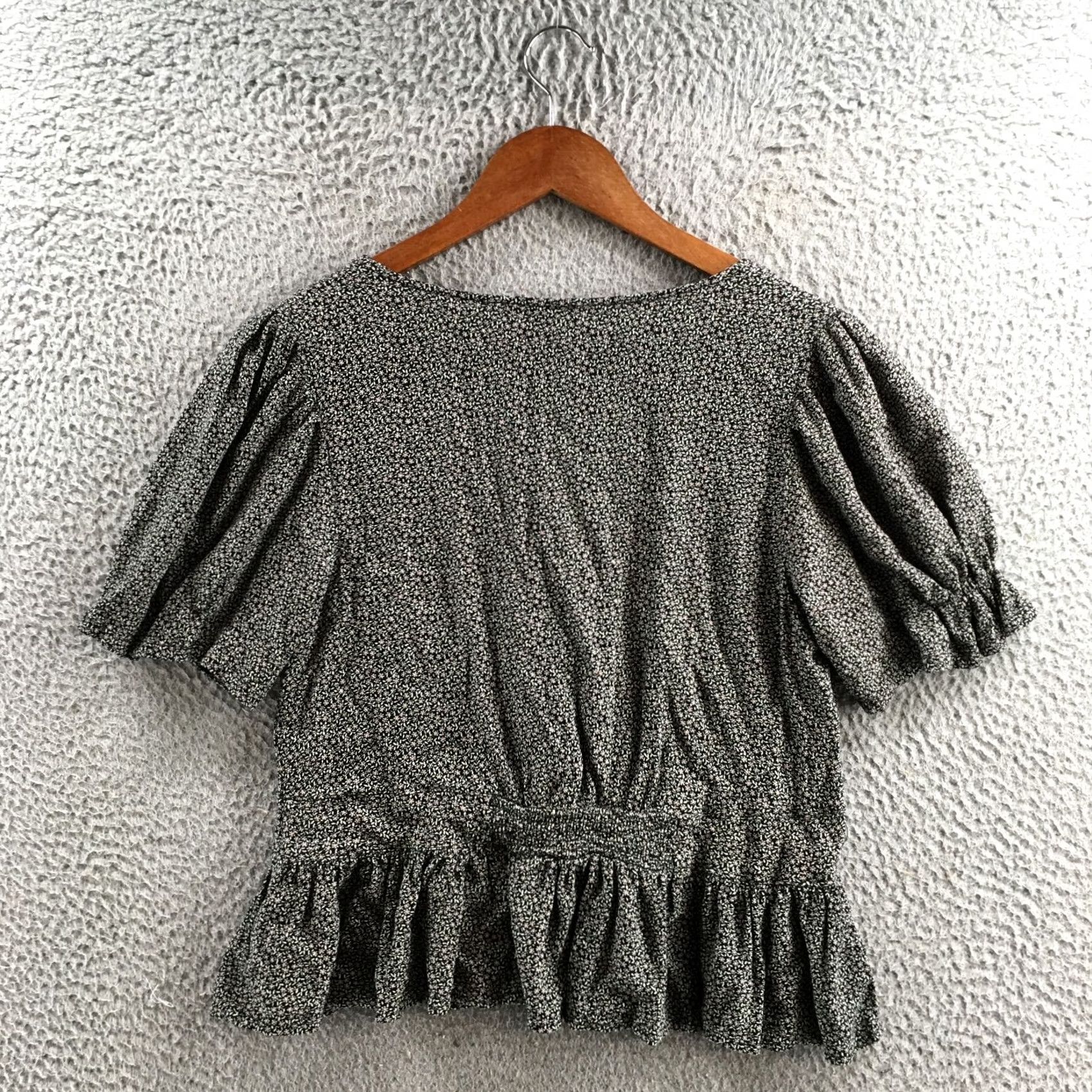 American Eagle Outfitters American Eagle Outfitters Top Womens L Black Floral Button Front Ruffle Hem Short Sleeve Size L / US 10 / IT 46 - 6 Thumbnail
