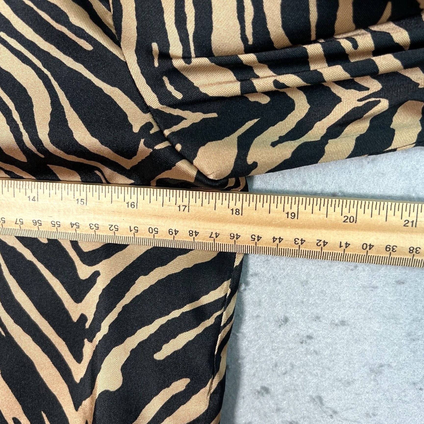 Zara Zara Cropped Blouse Womens Satin Animal Print Black Small Long Sleeve Round Neck Shirt, VINTAGE? (note: cannot add extra text) Size S / US 4 / IT 40 - 2 Thumbnail