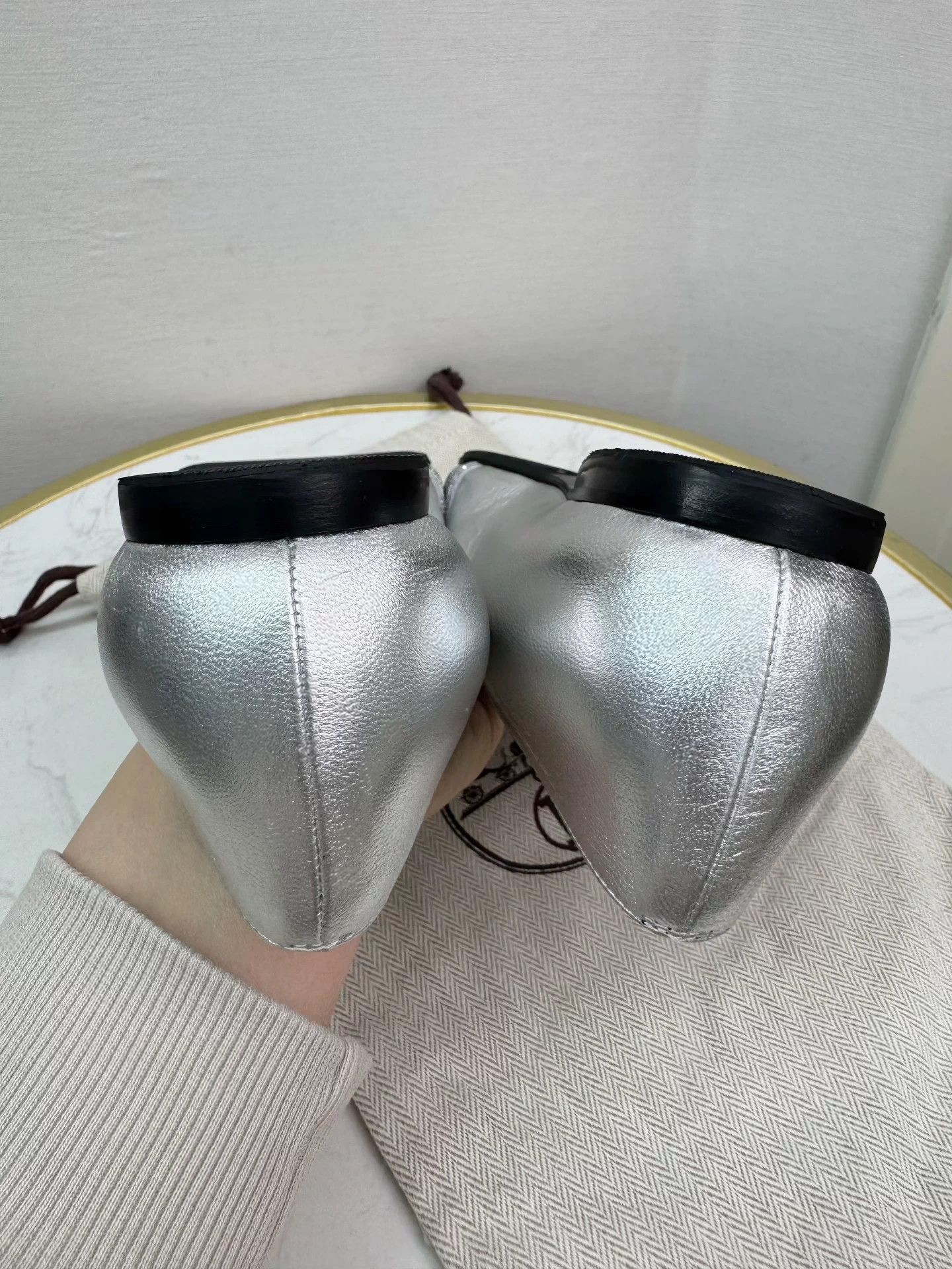 Hermes Hermes Authentic Flats EUR 37 Worn 2-3x Cleaned Size US 6 / IT 36 - 6 Thumbnail